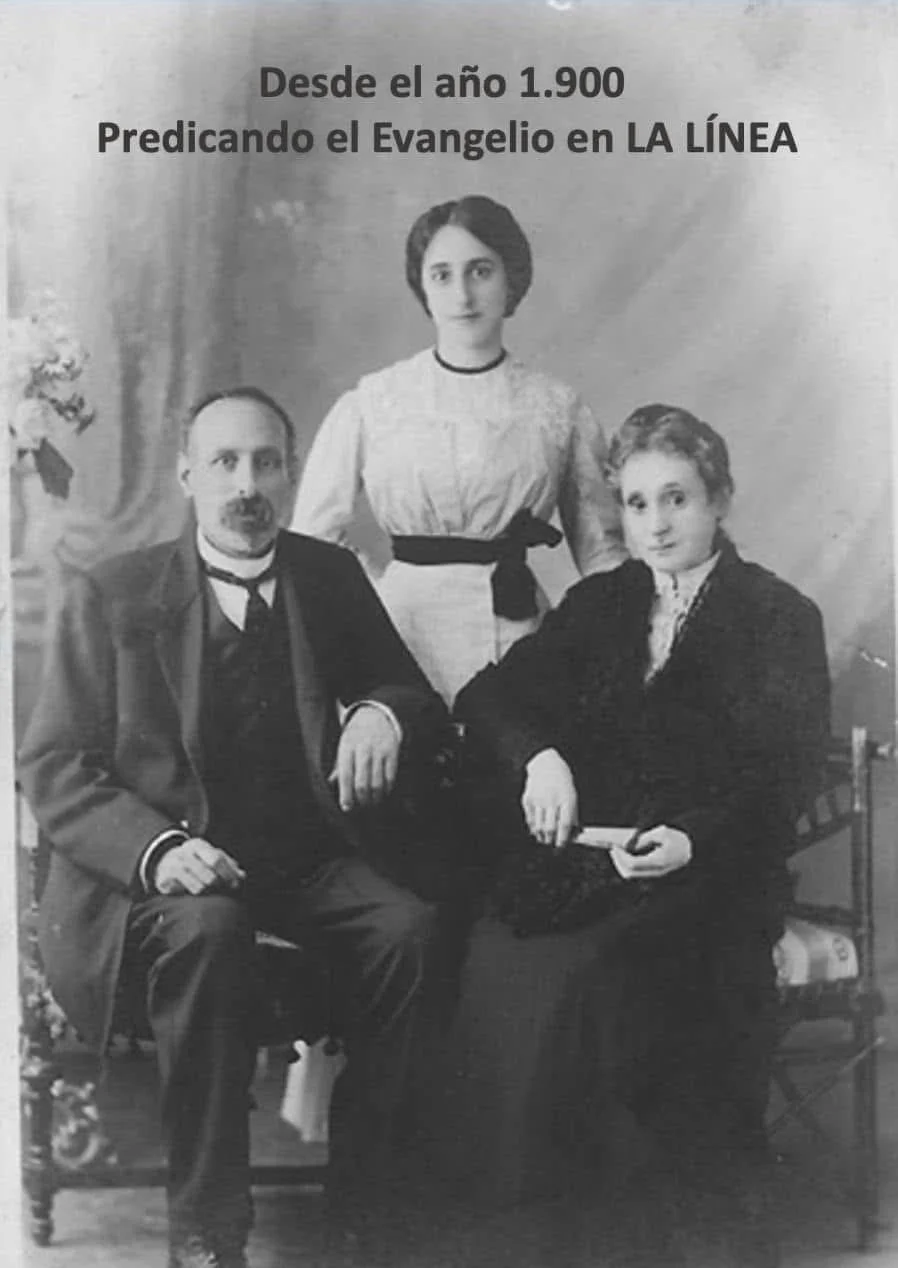 Fotografía histórica en blanco y negro de tres personas, un hombre y dos mujeres con vestimenta de principios del siglo XX. Texto sobreimpreso: «Desde el año 1900, predicando el Evangelio en La Línea.