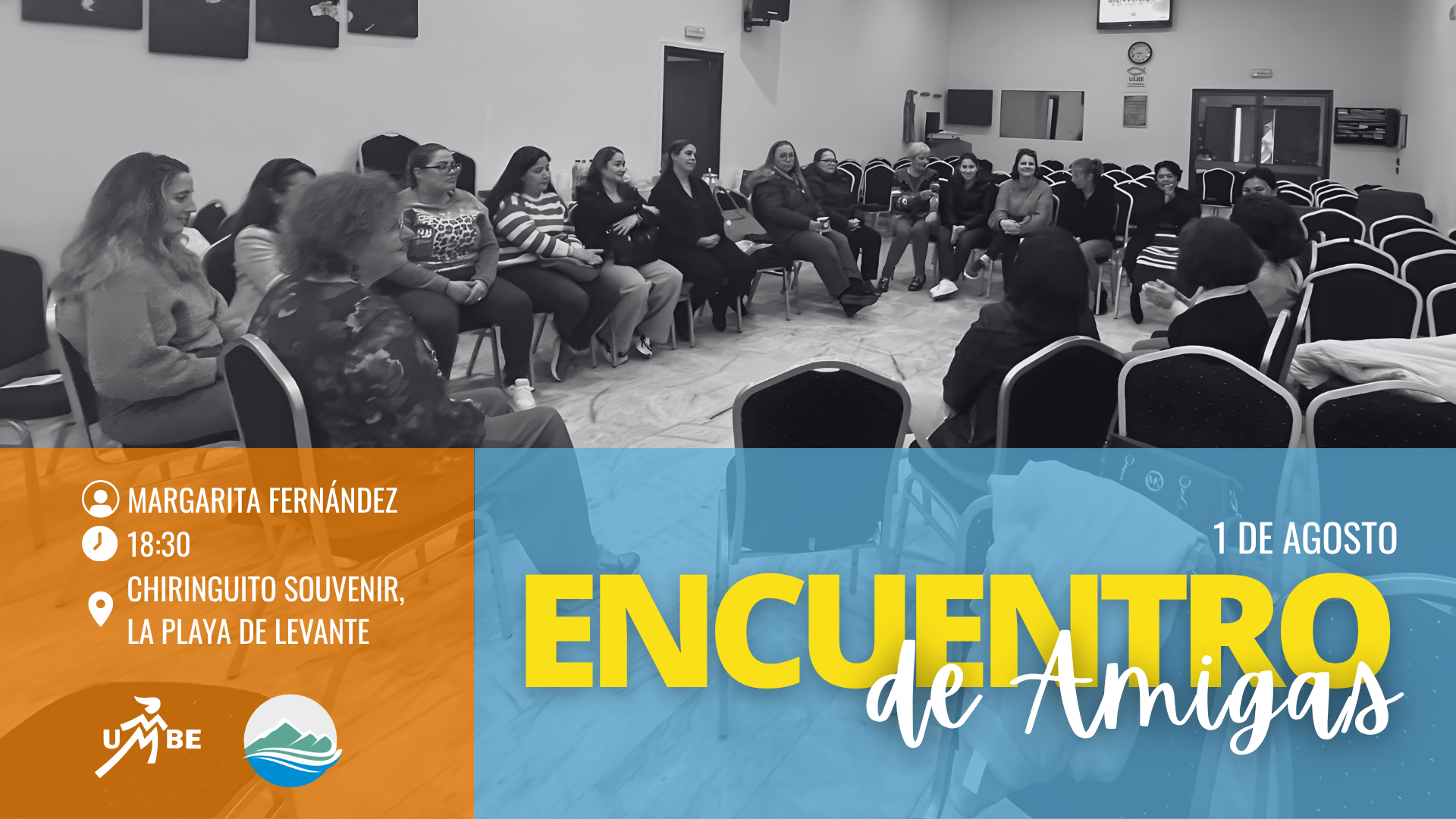 Grupo de personas participando en una reunión en un salón. La imagen es en escala de grises y tiene un cartel superpuesto en tonos naranja, azul y blanco con información del evento como nombre, fecha, hora y lugar.