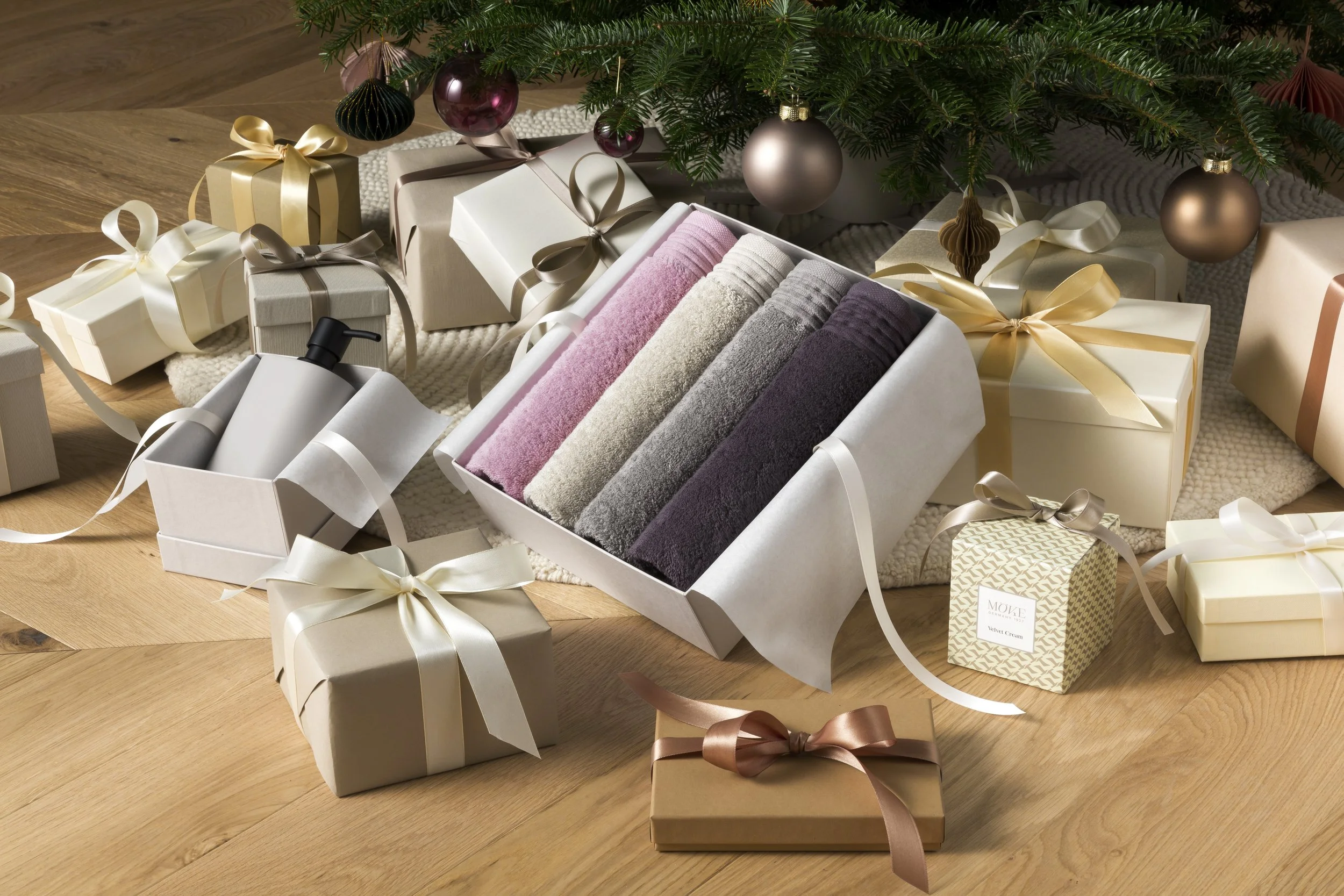 Still life of the Möve christmas campaign featuring folded towels displayed in open gift box beneath decorated Christmas tree, set construction and props styling by Steffi Bühlmaier, photography by Michael Tewes, creative direction by Studio Kühn, 20