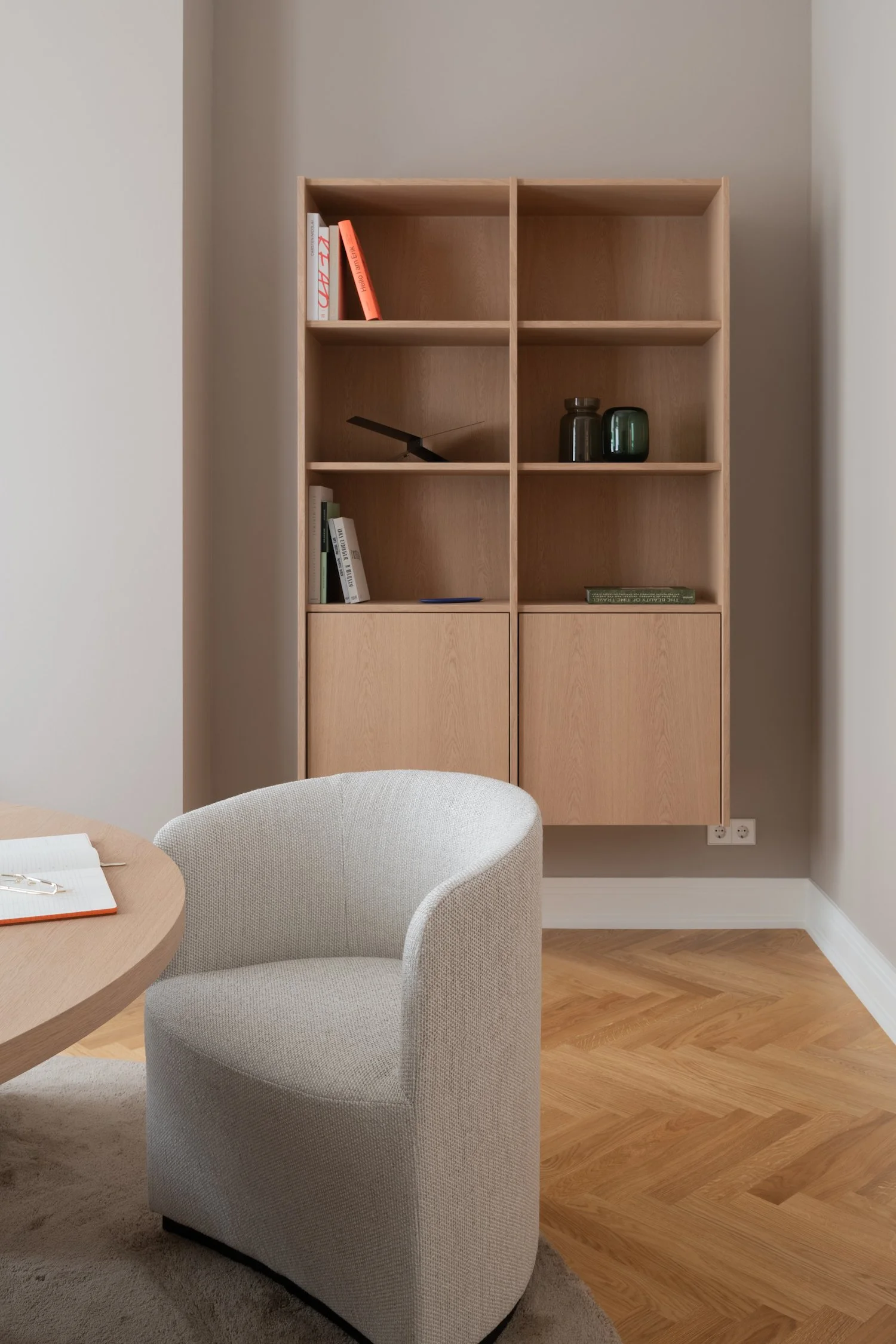 Meeting room with custom oak shelving and upholstered chair, office space in Berlin Charlottenburg, Ausstattung and interior styling by Steffi Bühlmaier, architecture by BBPA, 2024