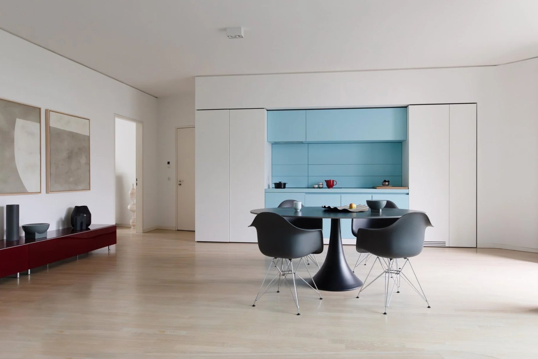 Modern apartment interior in Berlin Mitte, open living and dining area with blue kitchen, home staging and interior styling by Steffi Bühlmaier, photography by Jordana Schramm, 2025