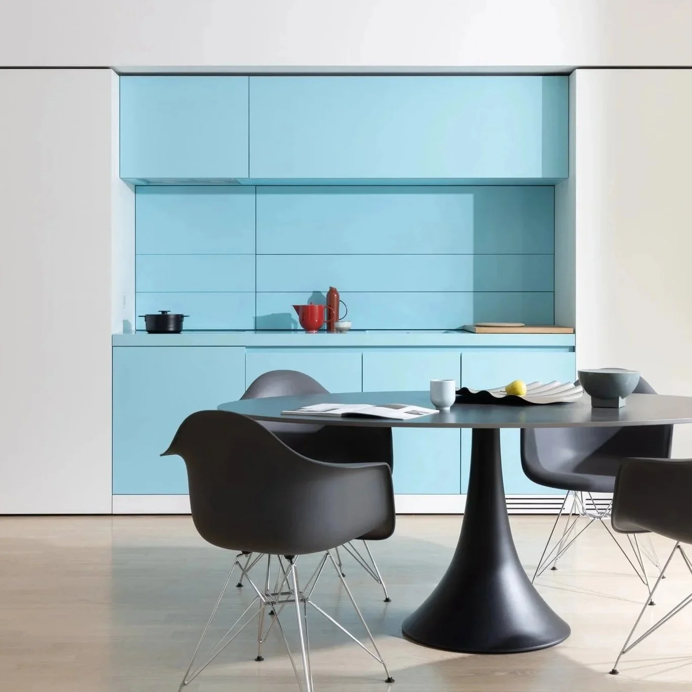 Modern apartment interior in Berlin Mitte, dining area with blue kitchen, home staging and interior styling by Steffi Bühlmaier, photography by Jordana Schramm, 2025