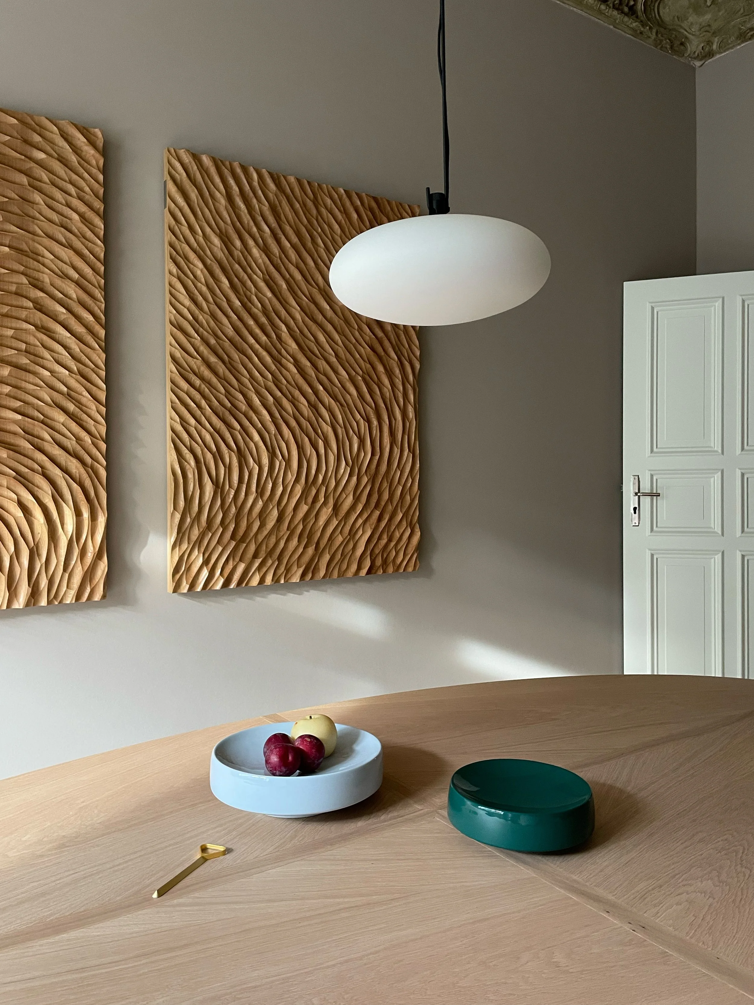 Meeting room with round oak table and sculptural wall panels, office space in Berlin Charlottenburg, Ausstattung and interior styling by Steffi Bühlmaier, architecture by BBPA, 2024