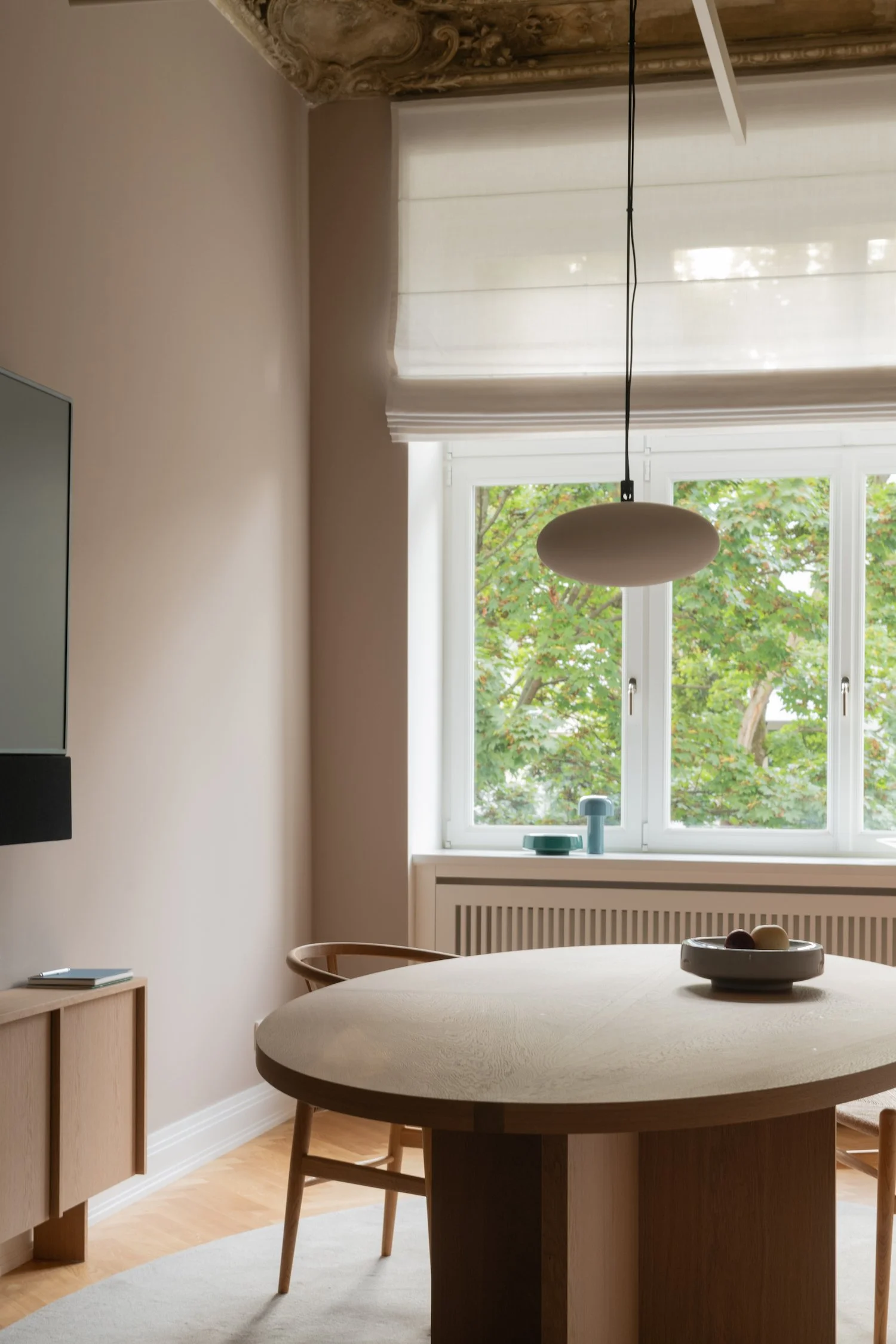 Conference room interior with round oak table and pendant light, office space in Berlin Charlottenburg, Ausstattung and interior styling by Steffi Bühlmaier, architecture by BBPA, 2024