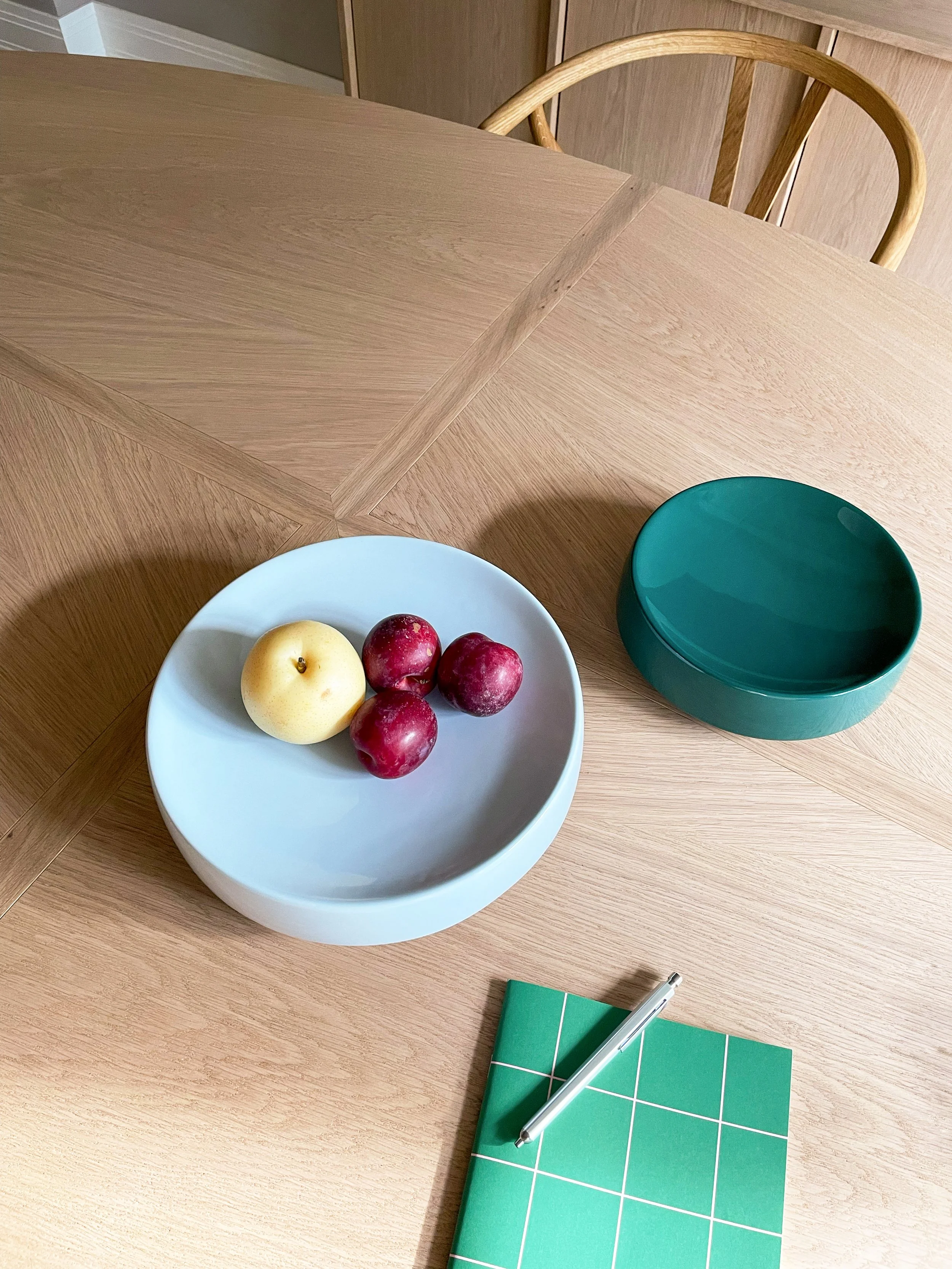 Minimal dining table still life with pastel tableware and fruit, interior styling by Steffi Bühlmaier.