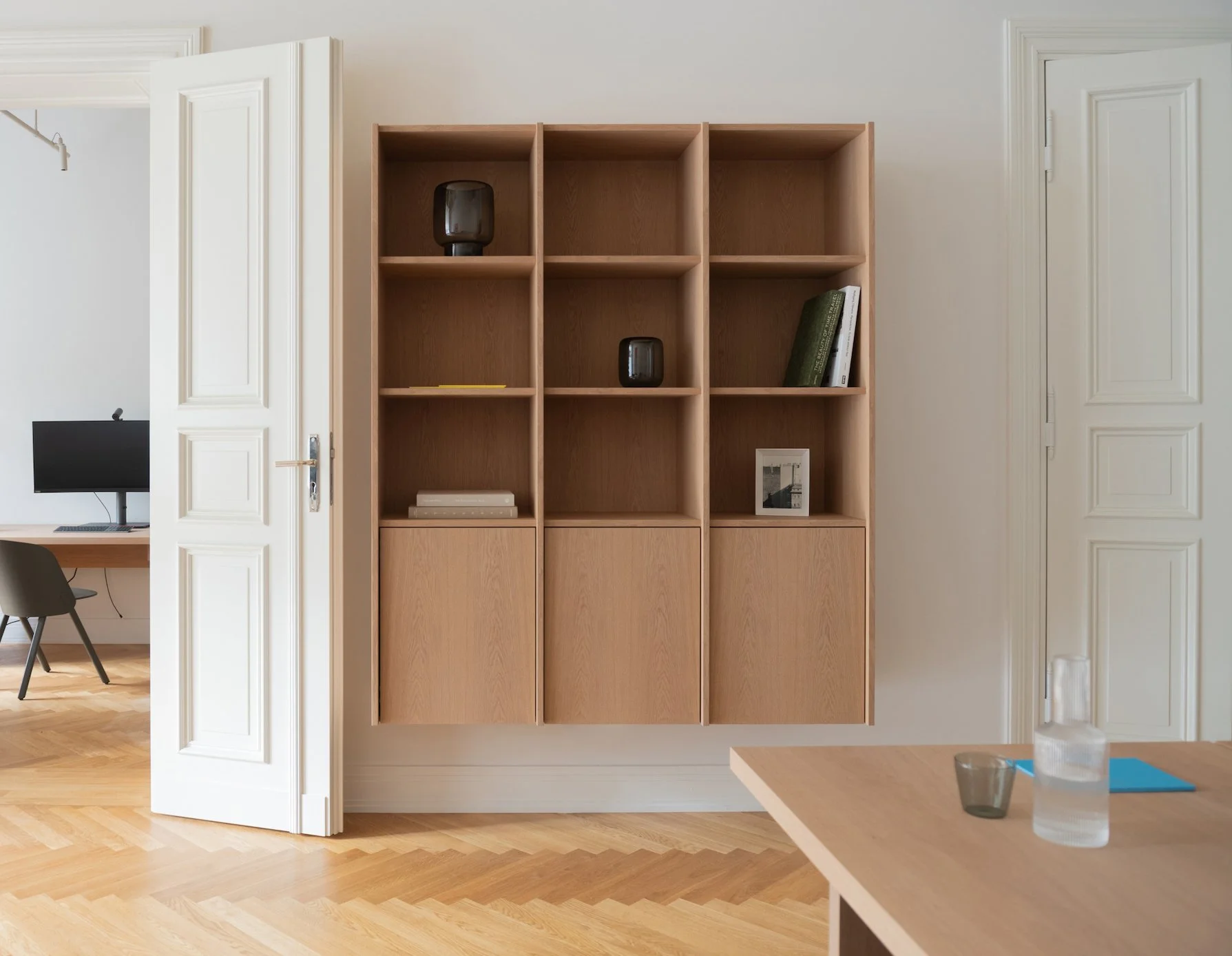 Custom oak shelving unit with integrated storage, office interior in Berlin Charlottenburg, Ausstattung and interior styling by Steffi Bühlmaier, architecture by BBPA, 2024