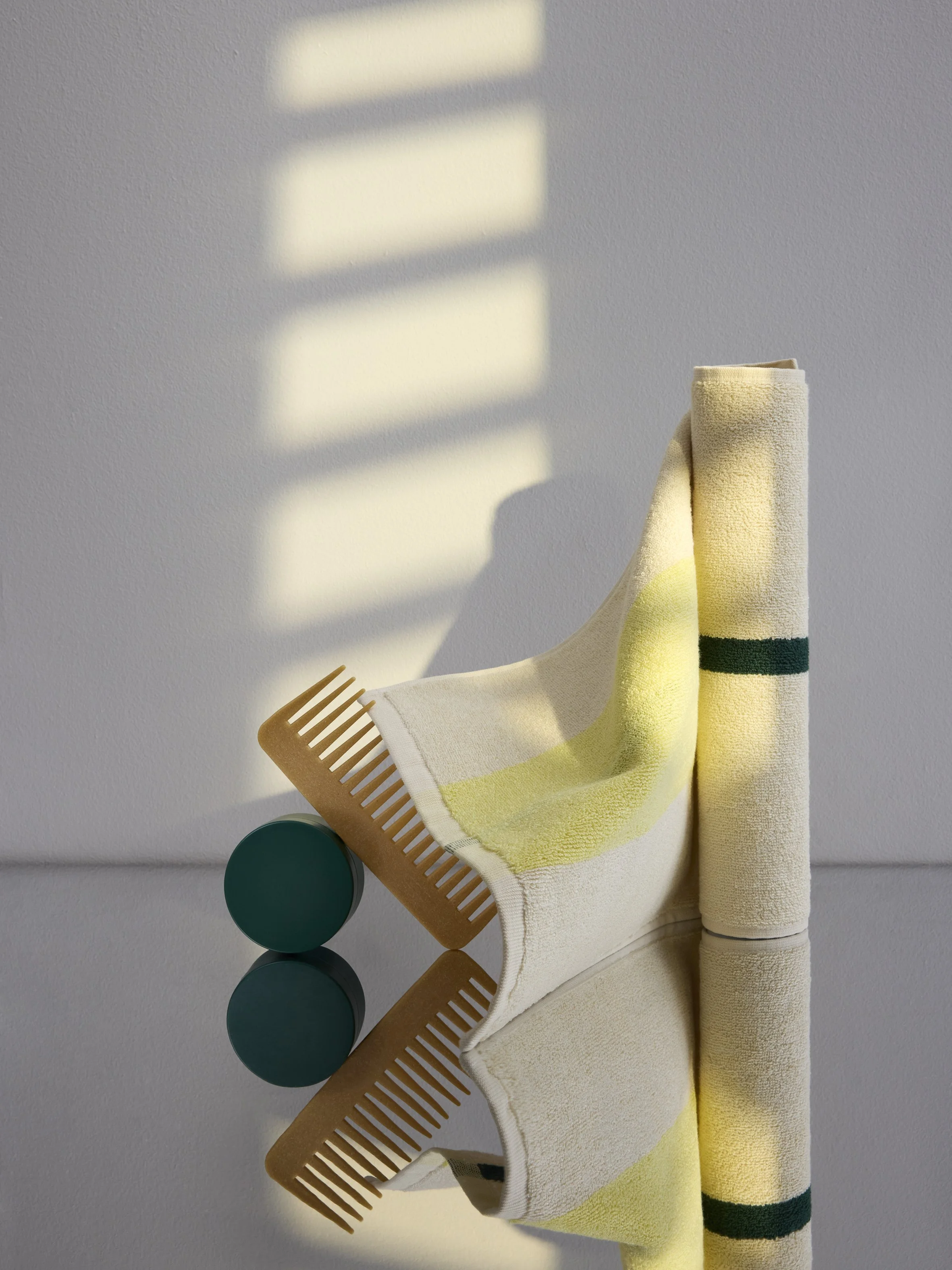 Sculptural towel still life with comb and mirror reflection – art direction and props styling by Steffi Bühlmaier, photography by Anne Deppe