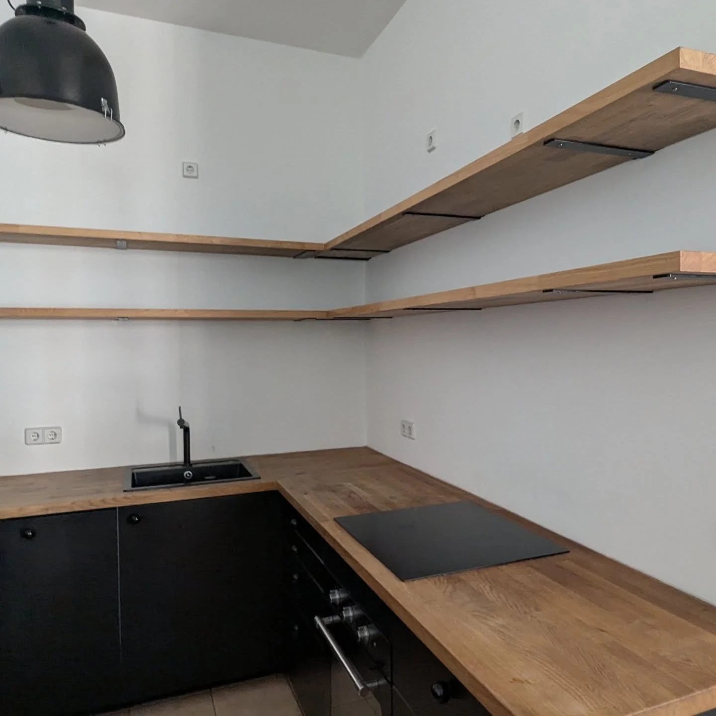 You bring the plan, we bring the tools. 💪🔧
Custom kitchen shelf install? ✔️
Clean, sturdy, and exactly how you imagined it.
#FixItBerlin #HandymanBerlin #KitchenGoals #ShelfGameStrong