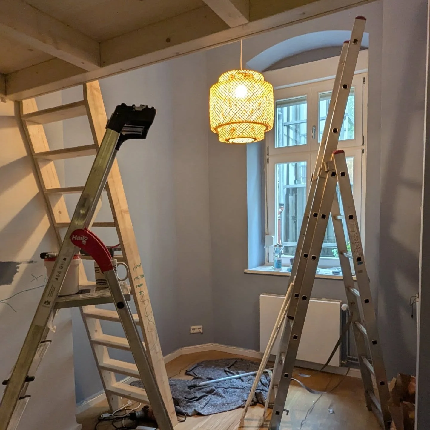 Fresh coat, fresh vibe. 🎨🪄
We painted this room in &ldquo;Kittiwake&rdquo; &mdash; a calm, modern blue-grey that changes with the light.
Smooth finish, zero mess. That&rsquo;s the FixIt way.
#FixItBerlin #RoomMakeover #PaintingService #KittiwakeVib