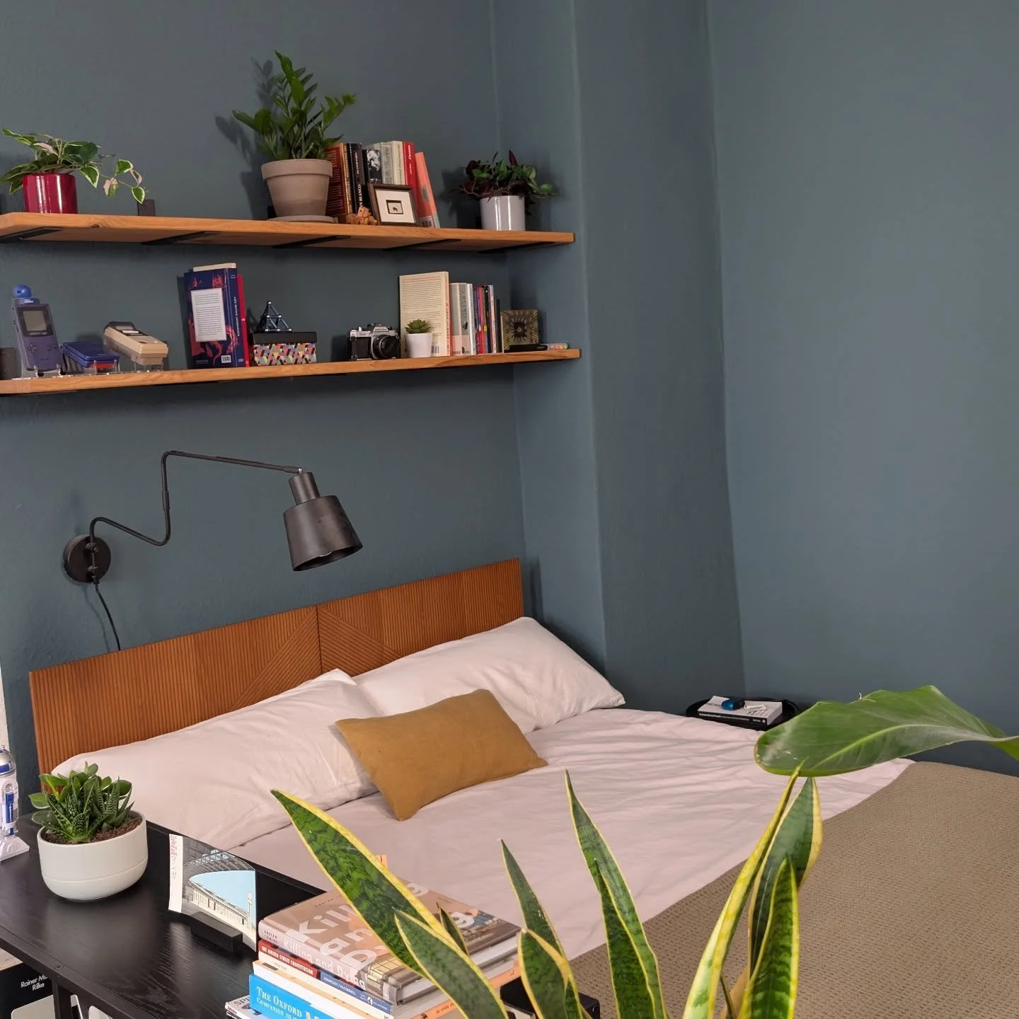 ✨ Fresh shelves, fresh space! Another FixIt project delivered with precision and care. #BerlinHandyman #FixItBerlin