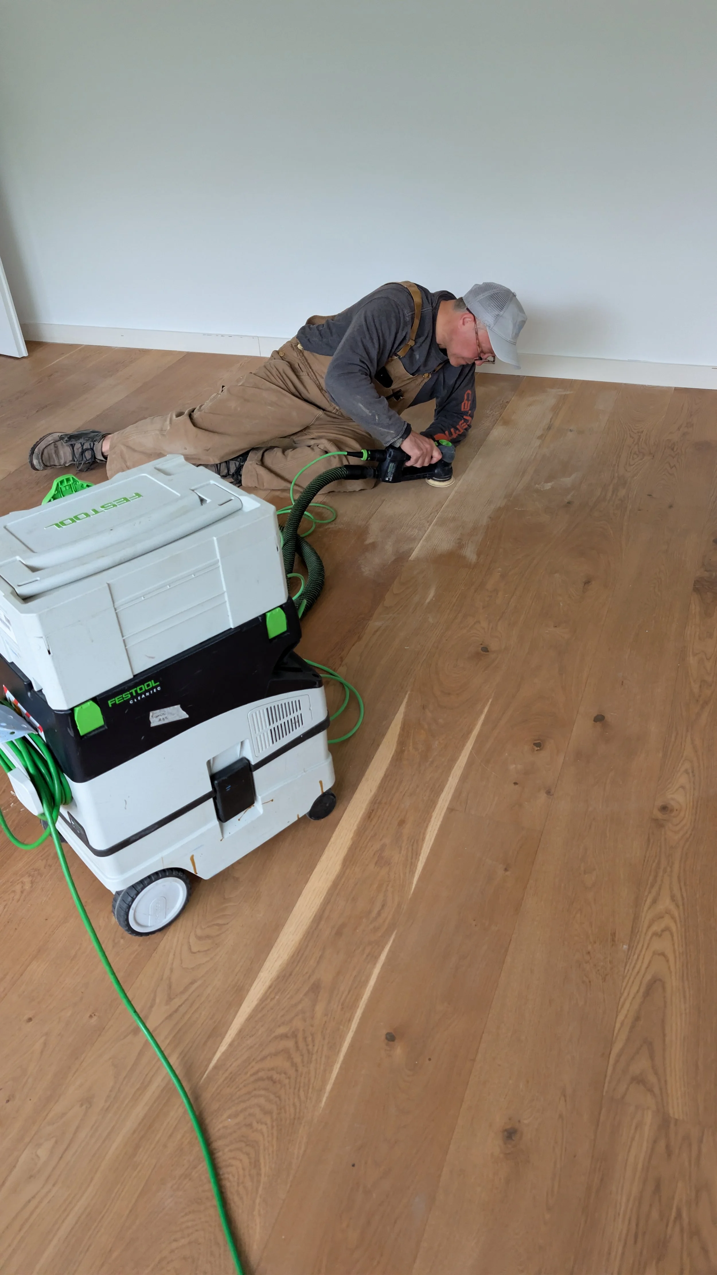 Professional floor sanding and repair service in Berlin for parquet floors, wooden floorboards, and old apartment flooring.