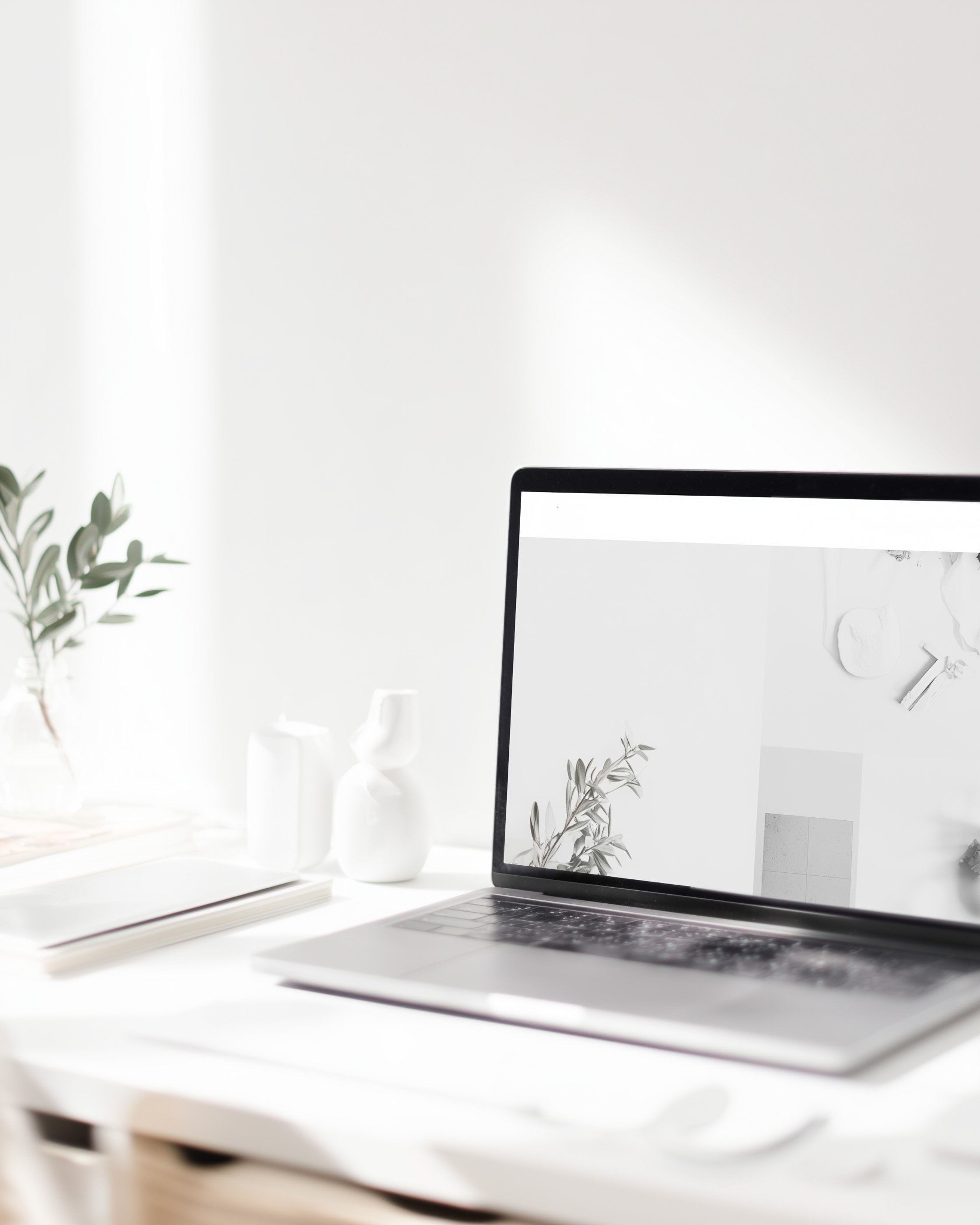 Webdesign - Macbook - Arbeitsumgebung limiloulu.STUDIO - AI Images