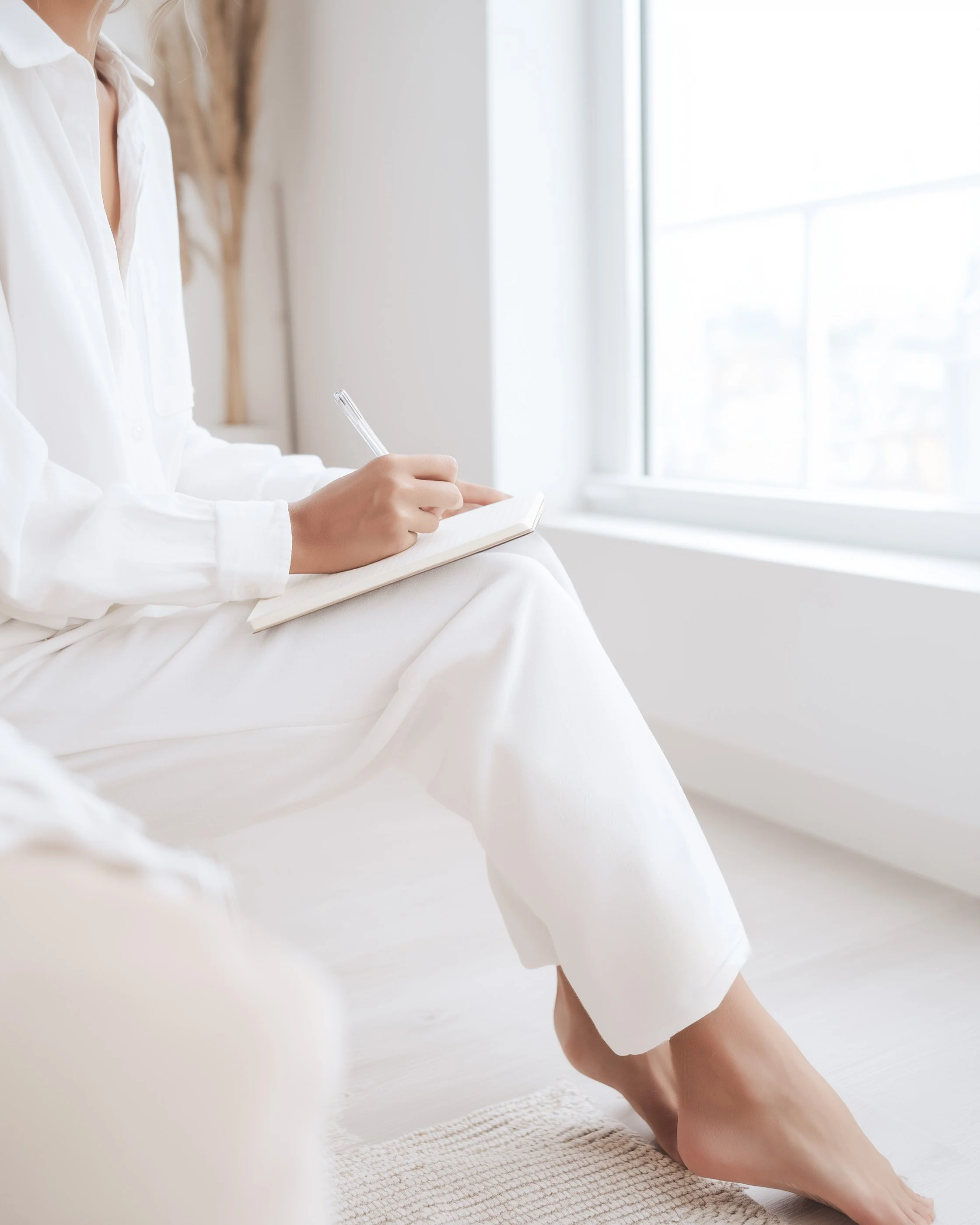 B-Roll von Frau - elegant und modern in weiss am Handy - ohne Gesicht aus dem limiloulu.STUDIO - VisibilitySTARTER