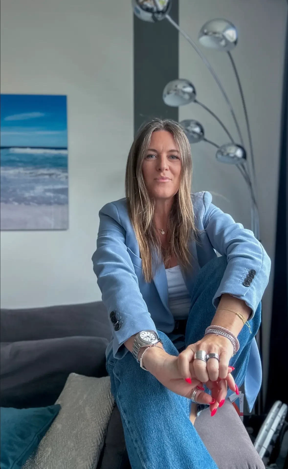 Tatjana auf der Couch. wartend auf deinen Auftrag für den VIP SUPPORT
