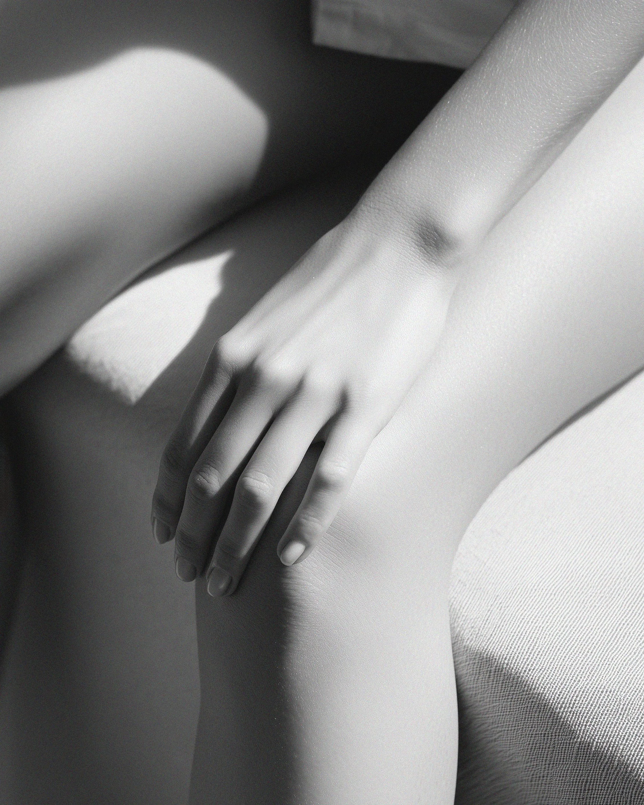 arm and legs - soft b&w tones - stilvoll - limiloulu