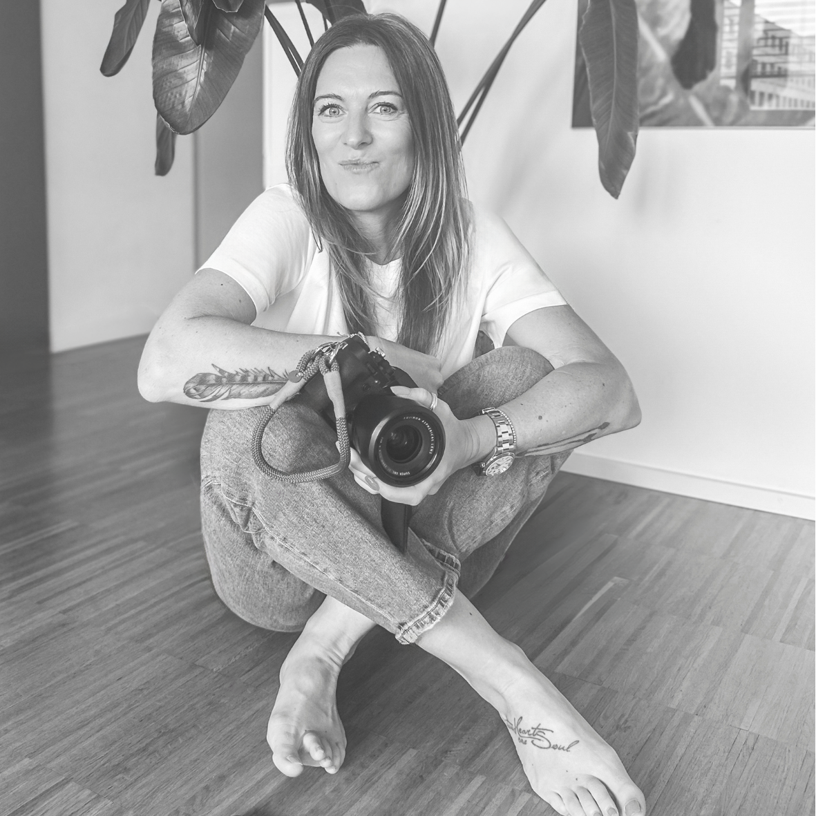 Portrait Tatjana Koszil, sitzend auf Boden - mit Kamera in der Hand