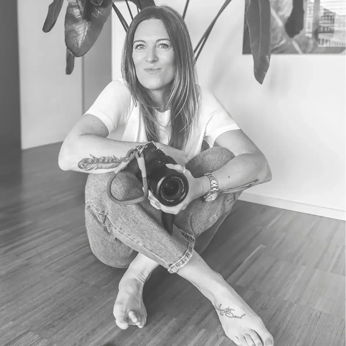 Tatjana von limiloulu sitzt mit Kamera auf dem Boden — Designerin, Fotografin und Expertin für Sichtbarkeit mit Charakter