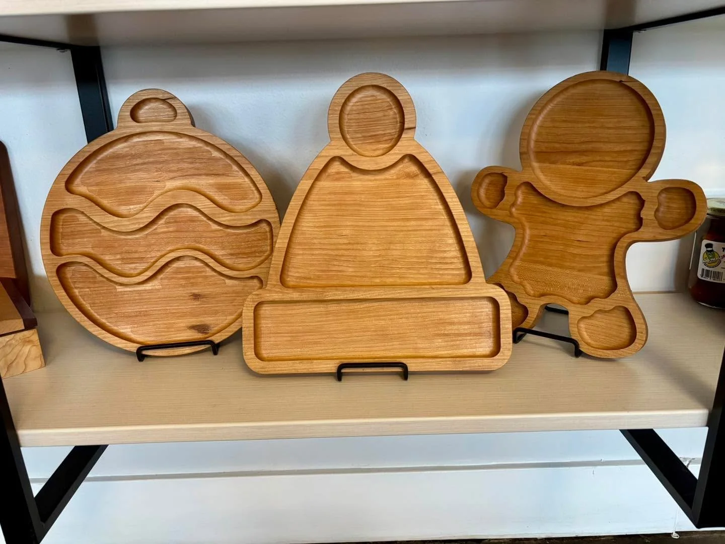 New items just arrived in time for the holidays:
🎄Holiday Trays &amp; Heart Boxes
🎨 Paintings, Butterfly &amp; Tea Lights
❄️ Festive Cards lennieschance
#shoplocal #supportlocalartists