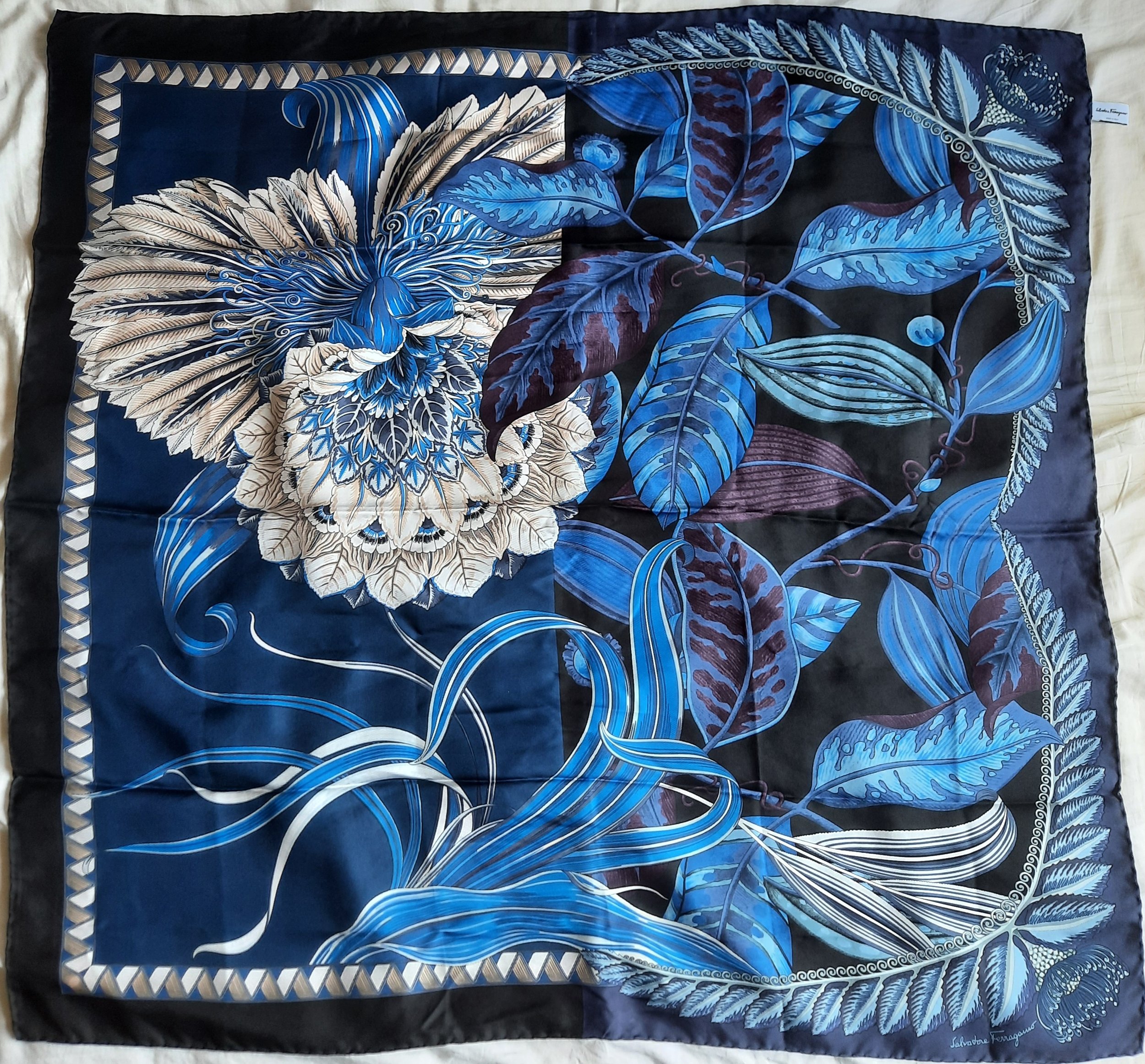 Foulard Ferragamo bleu fleurs