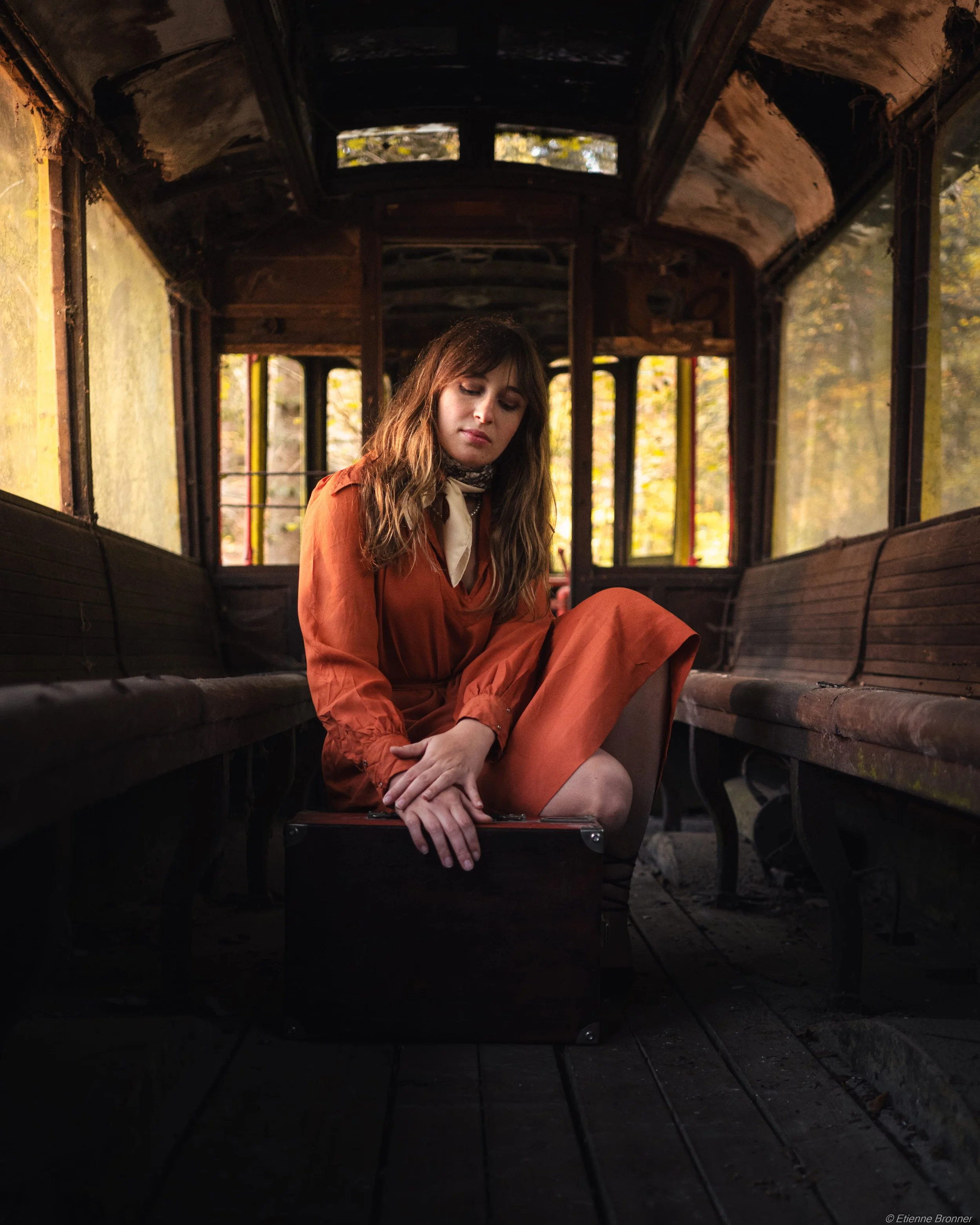 Photo portrait dans le tram jaune abandonné d'alsace