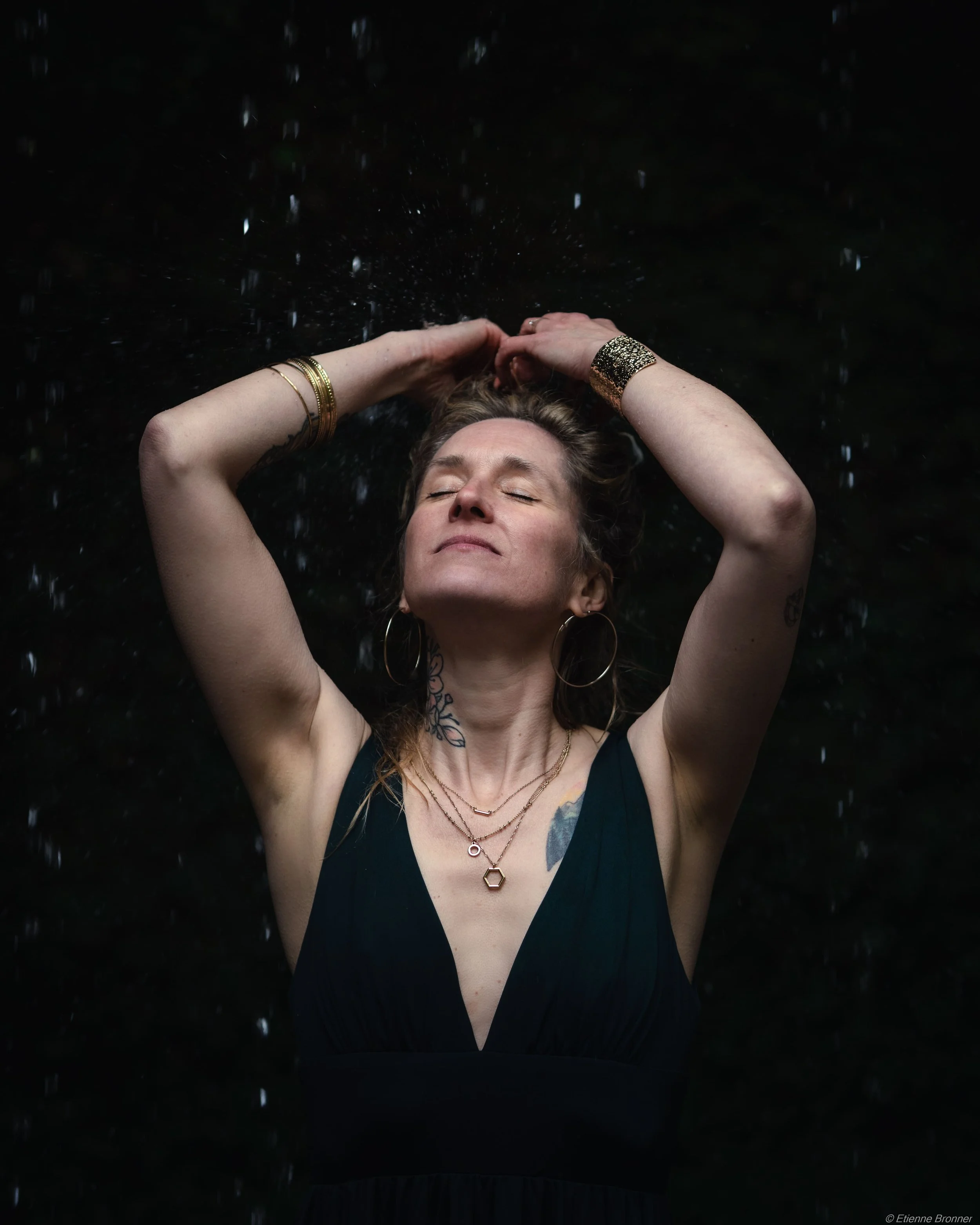 Portrait d'une femme sous une cascade en Alsace