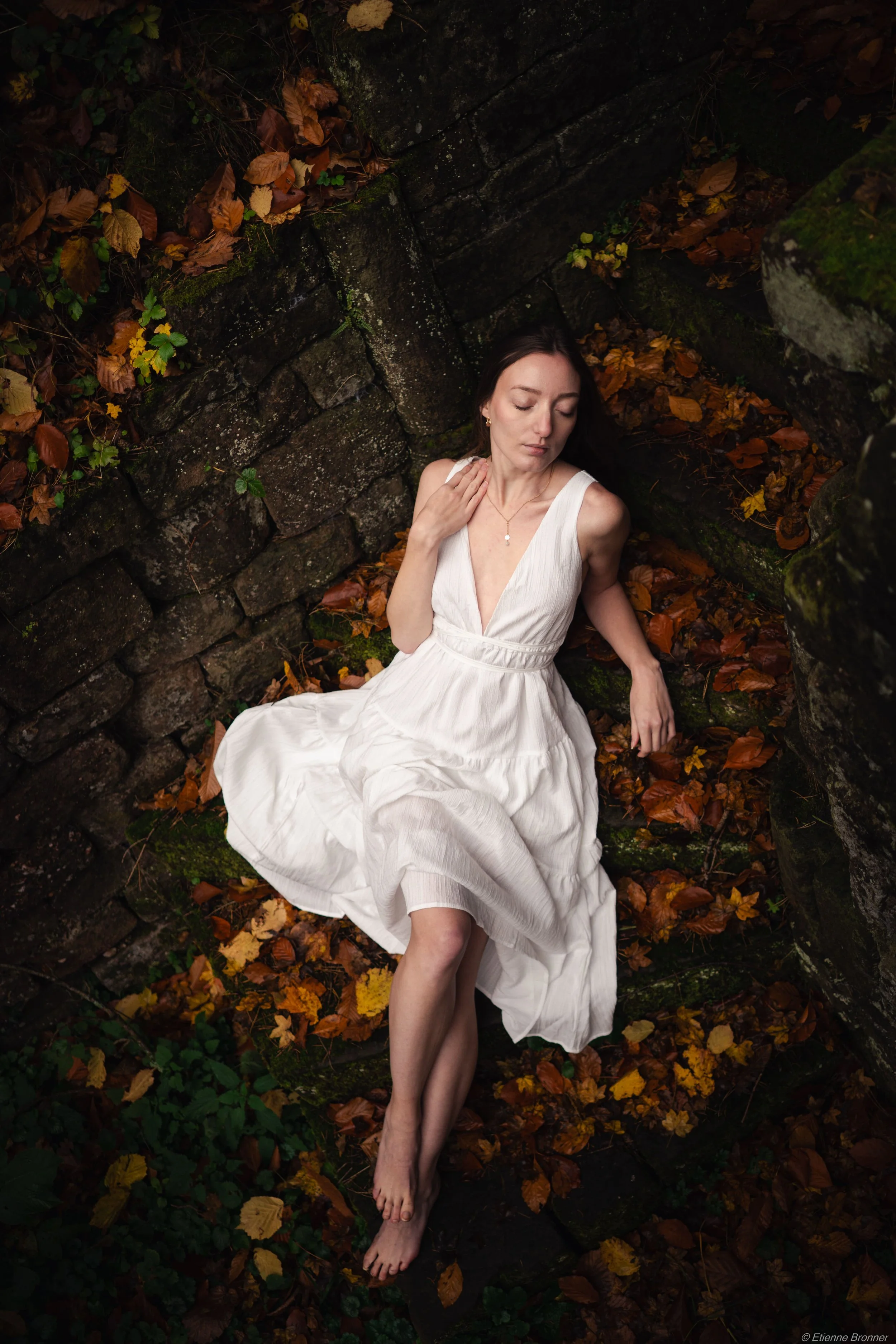 Portrait d'une femme sur les marches des ruines du domaine du Windeck en automne