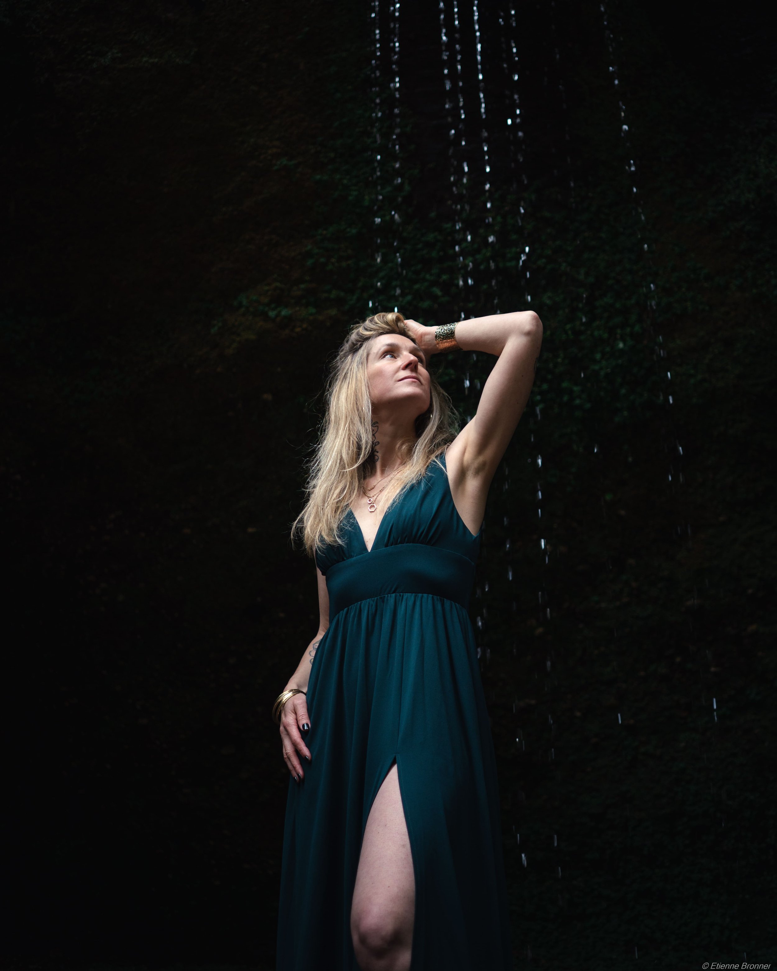 Portrait d'une femme devant une cascade dans les Vosges