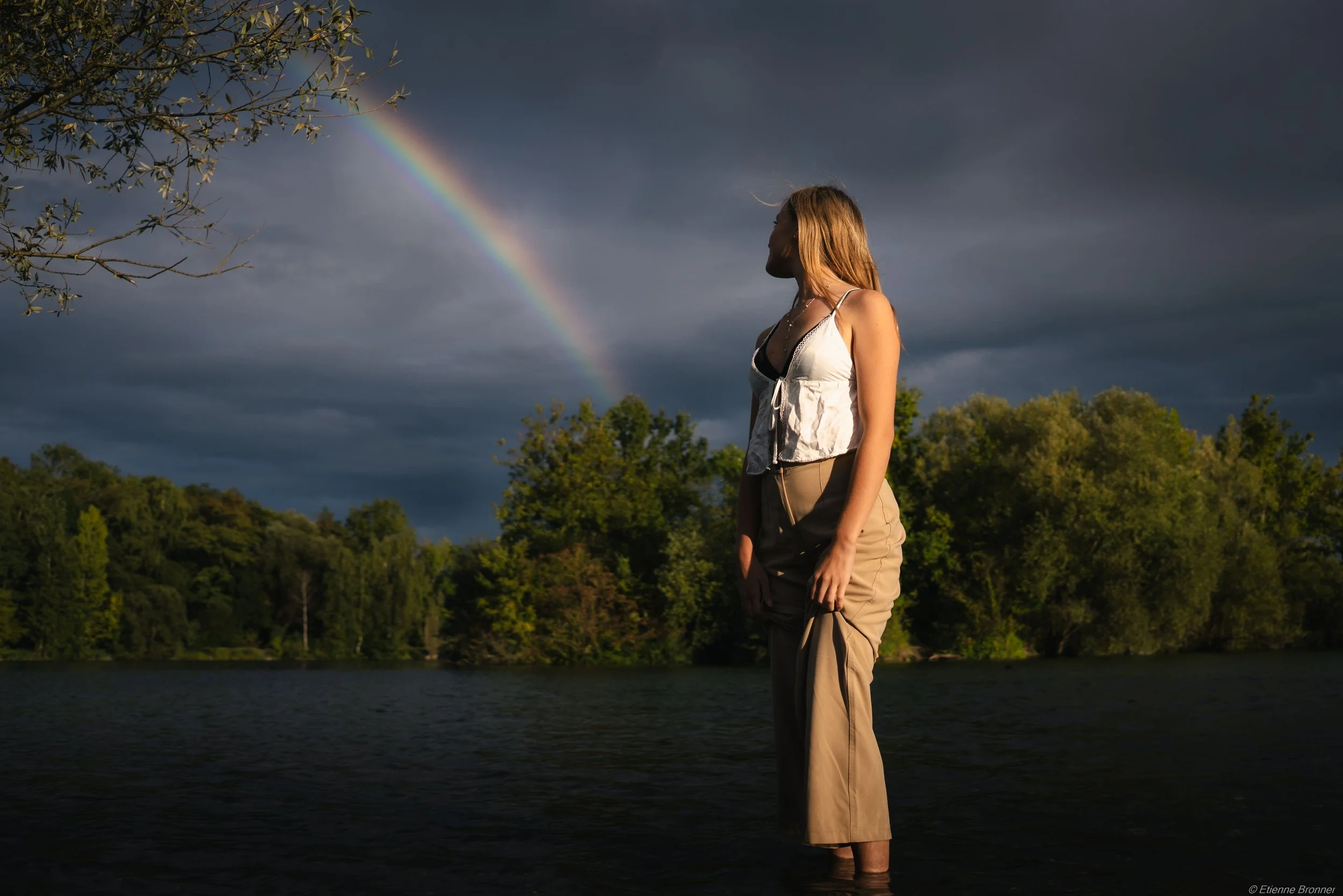 Portrait à la Ballastière de Strasbourg avec un arc-en-ciel en arrière plan