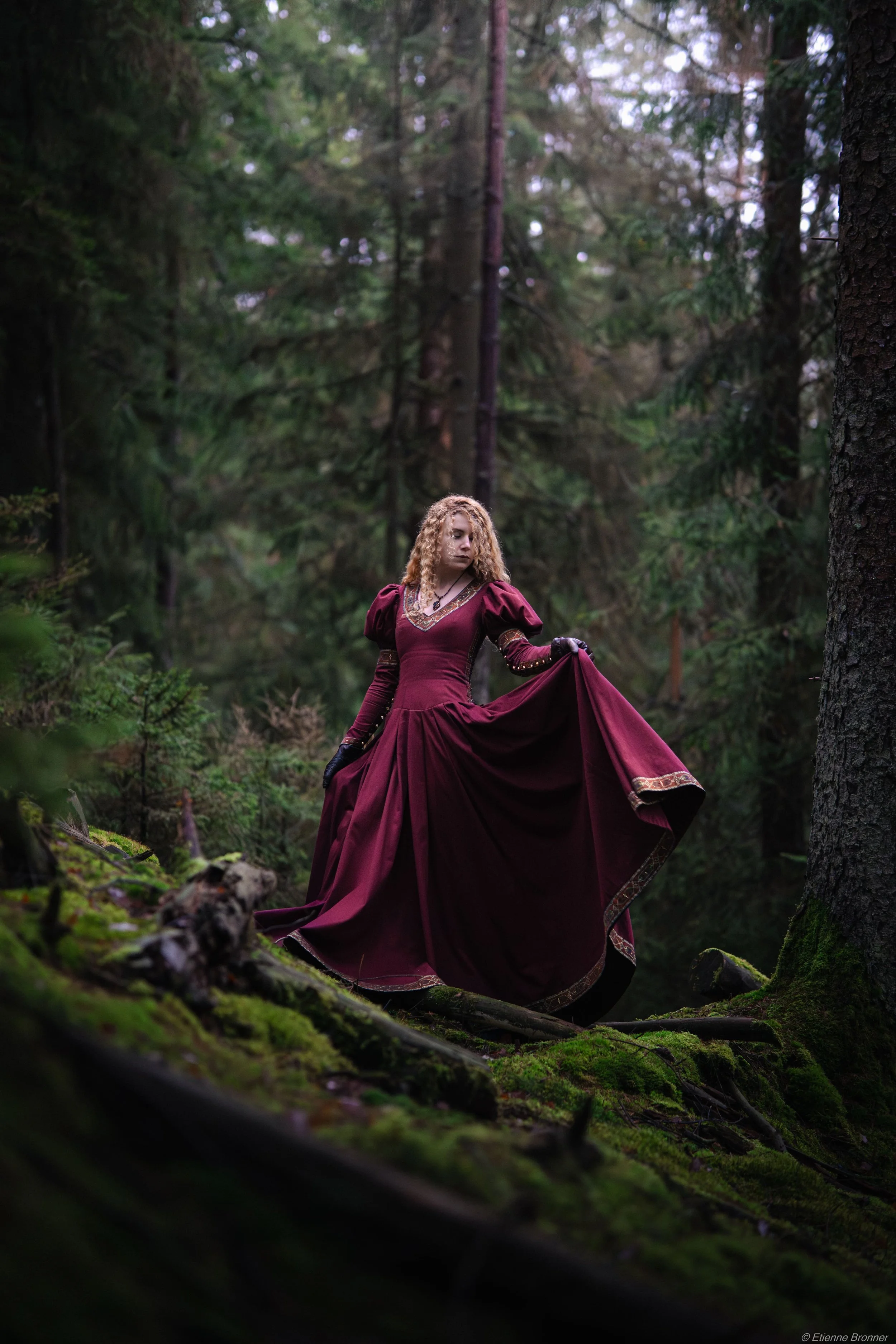 Portrait d'une femme en robe médiévale dans une forêt des Vosges du nord