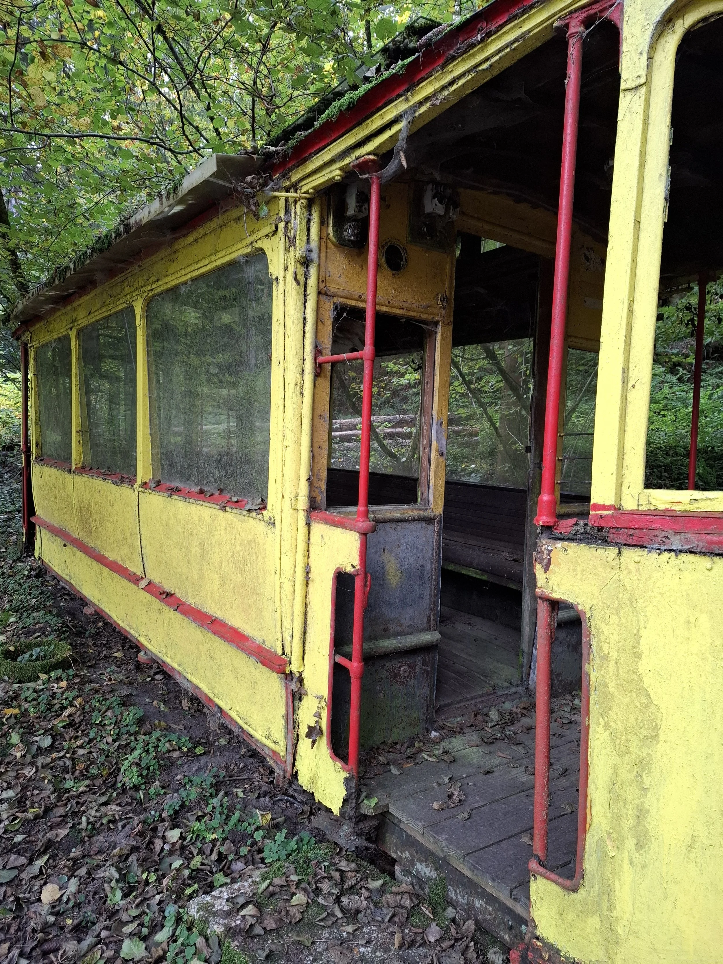Tram jaune abandonné d'Alsace