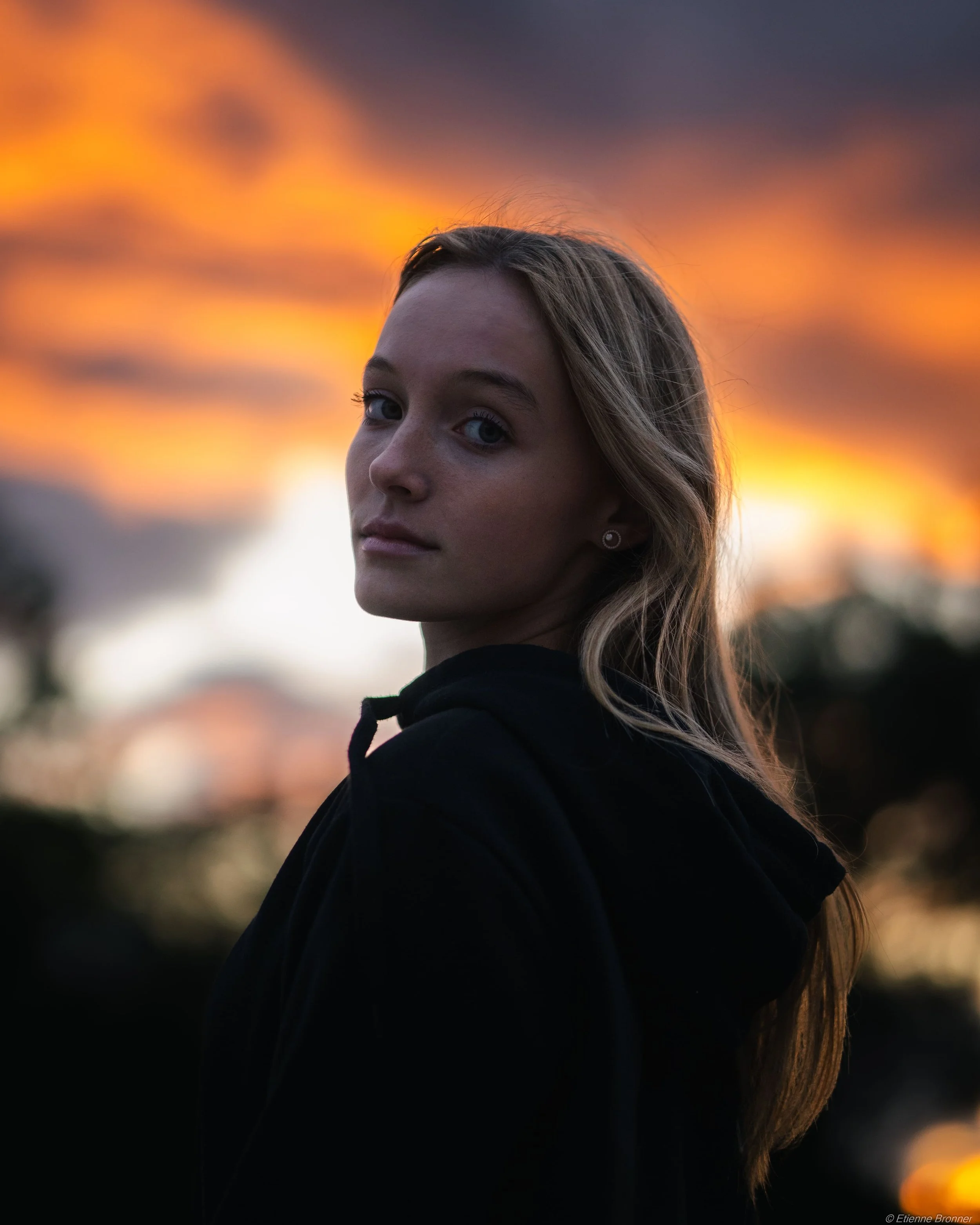 Portrait devant les couleurs orangée du coucher de soleil