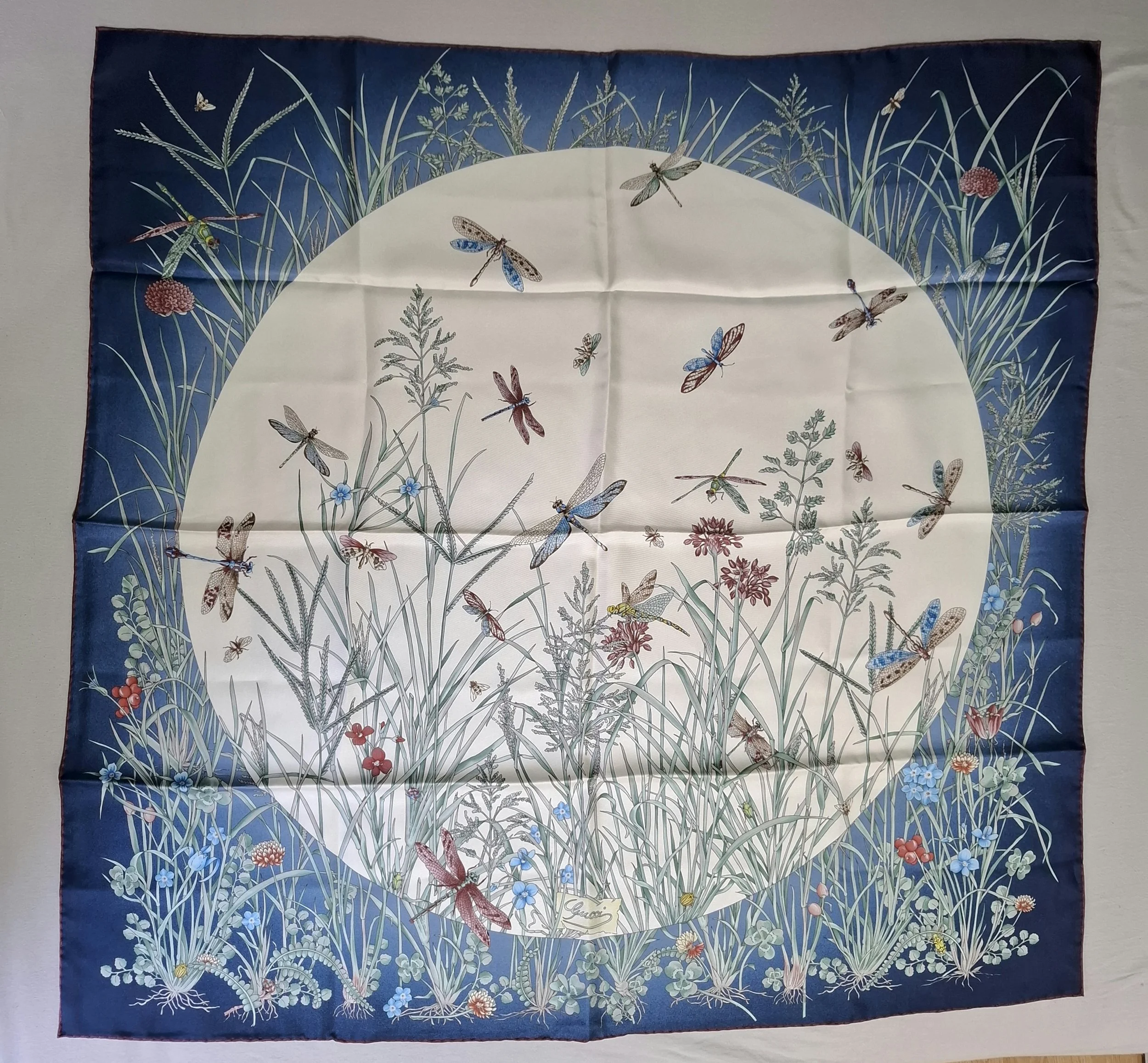 Foulard Gucci bleu et blanc avec des plantes d'eau douce et des libellules.