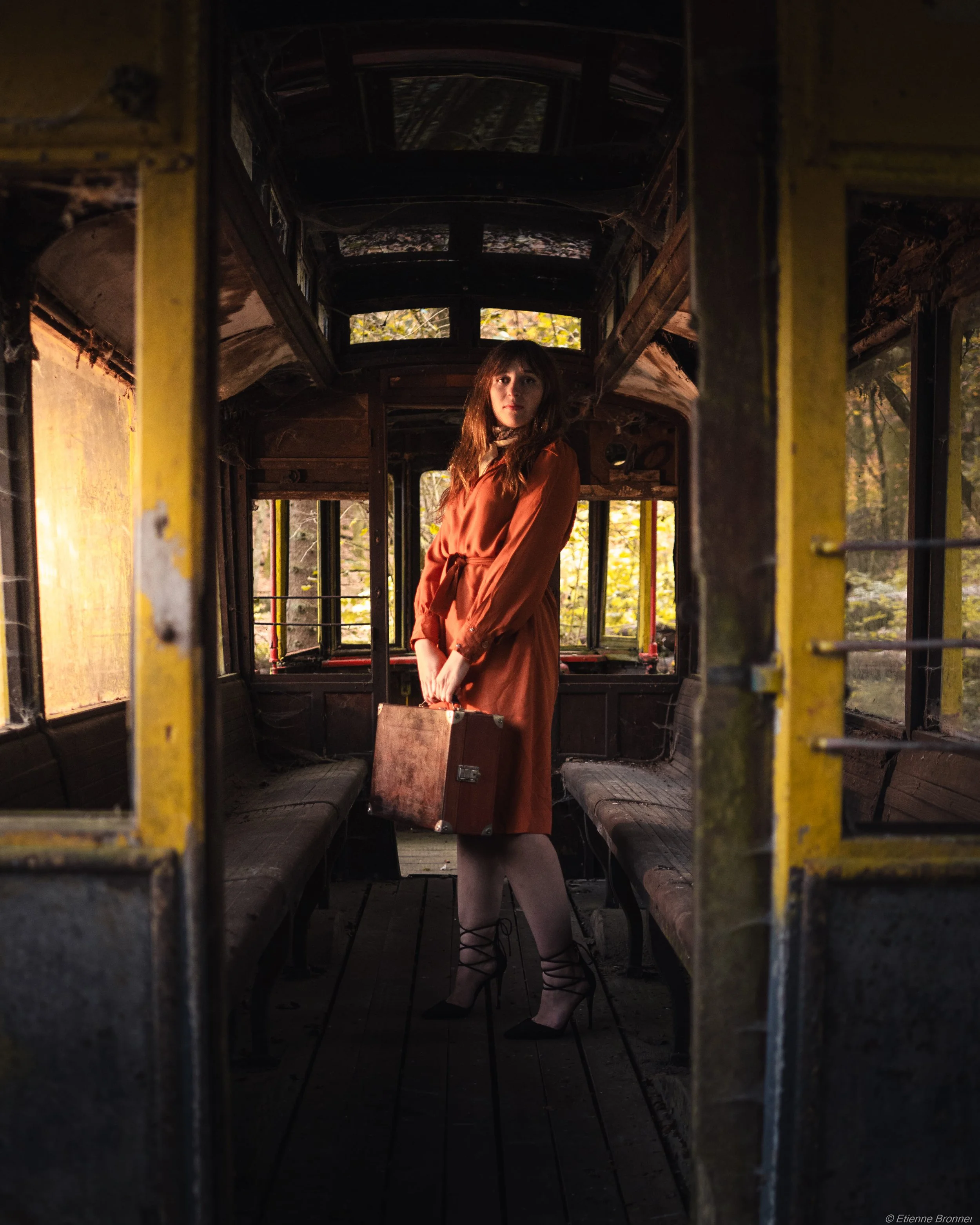 Portrait d'une femme en robe vintage dans le tram abandonné d'Alsace