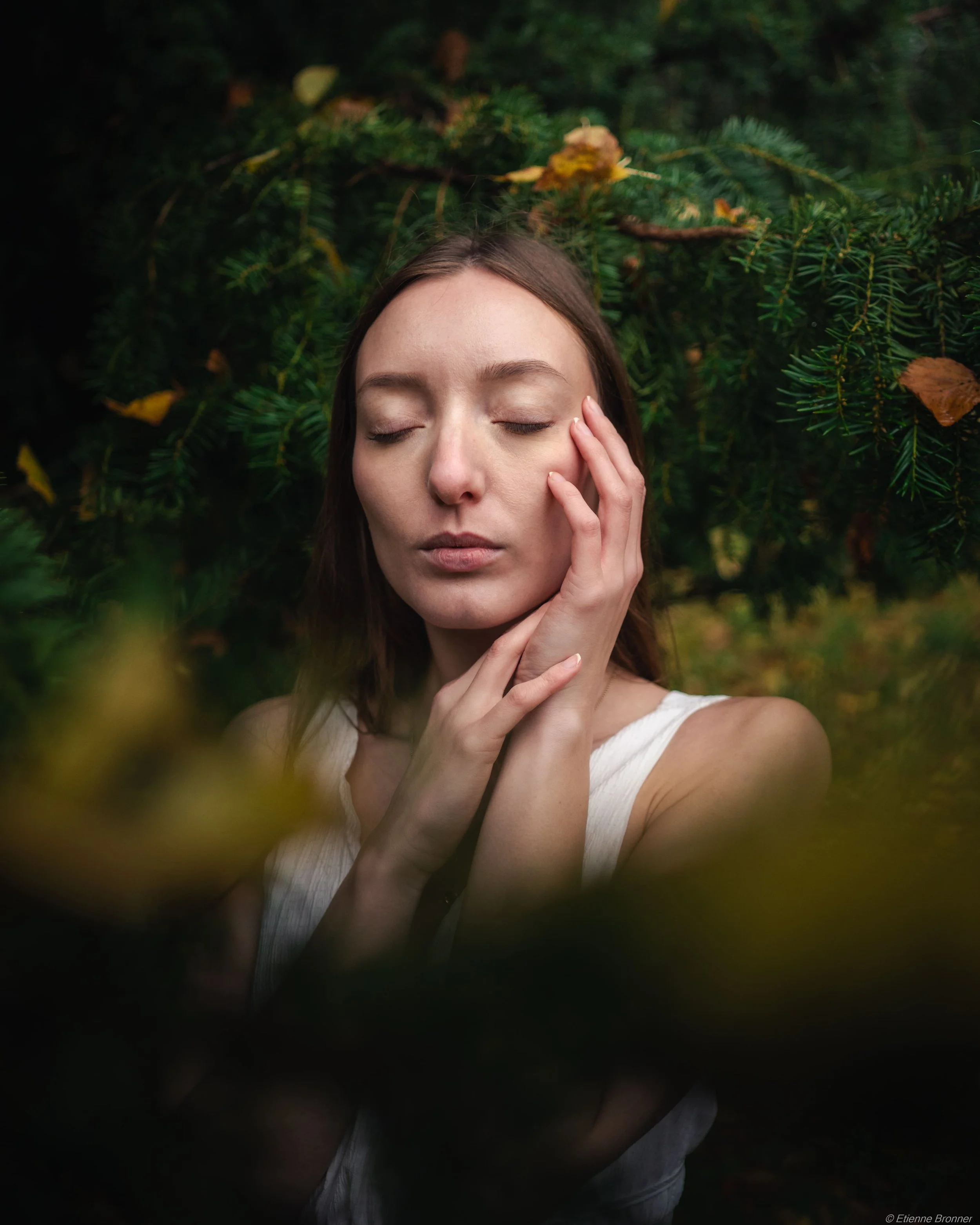 Portrait d'une femme dans des sapins au domaine du Windeck
