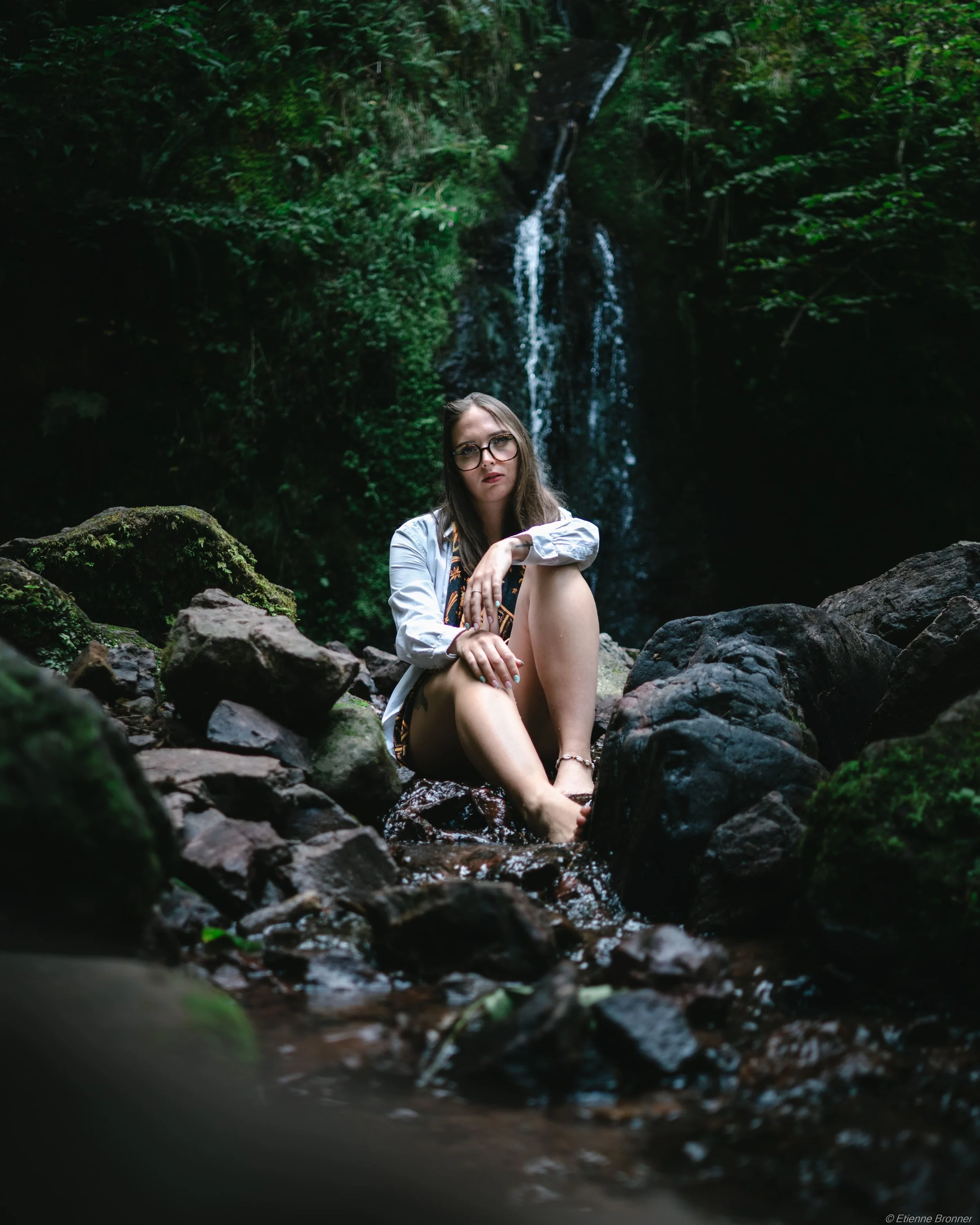 Portrait femme dans l'eau près de la cascade du Soultzbach
