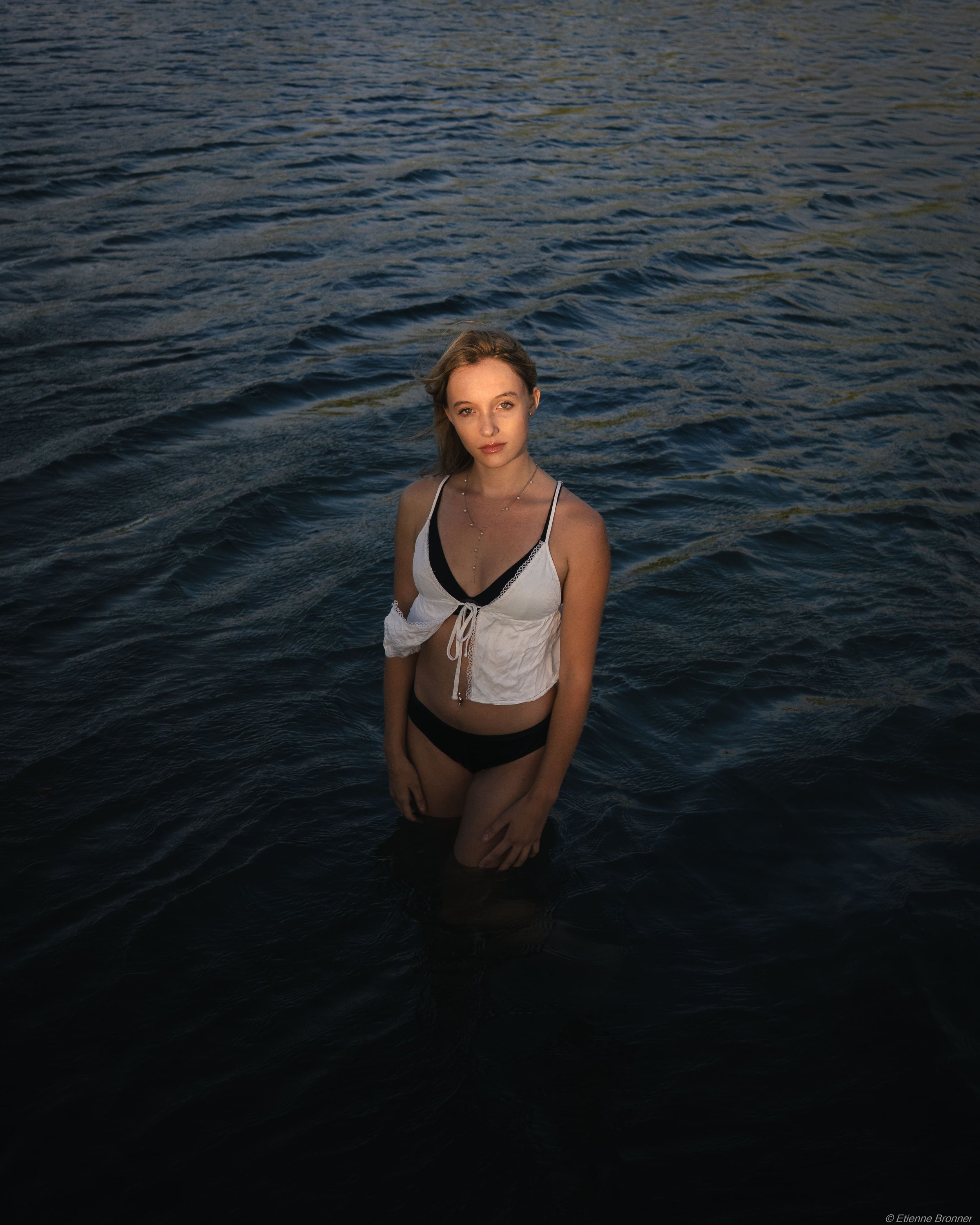 Portrait en plongée d'une femme entourée d'eau à Strasbourg