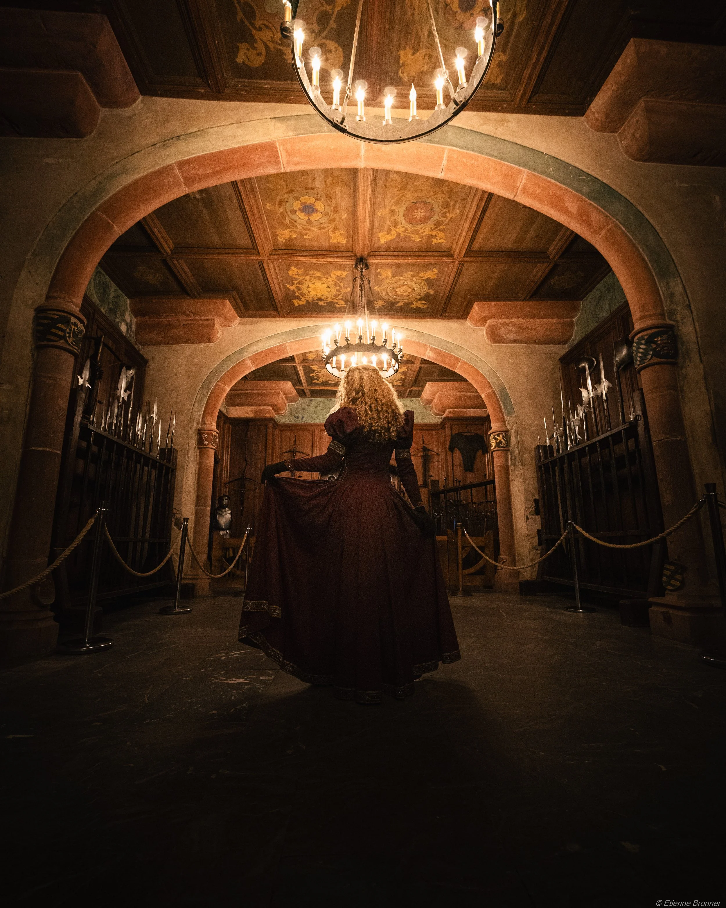 Portrait d'une femme en robe médiévale au château du Haut Koenigsbourg