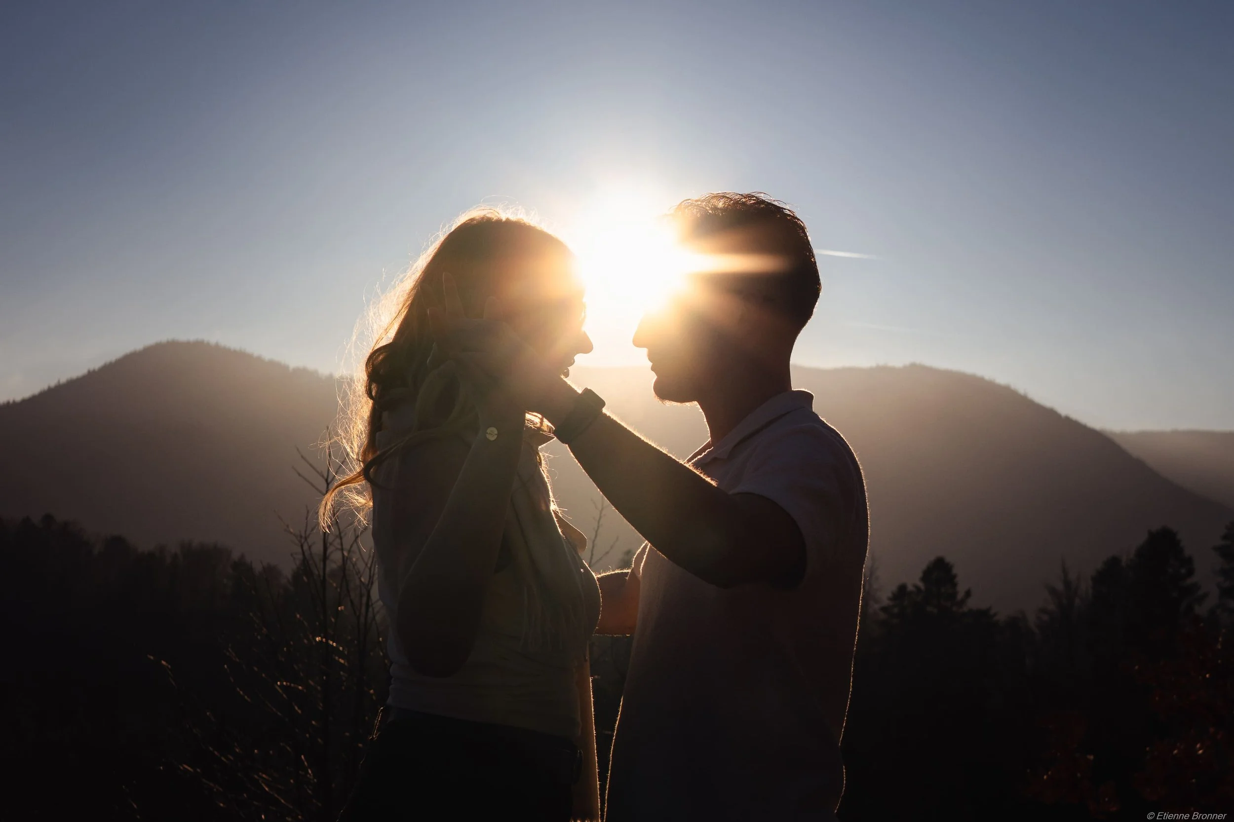 Portrait couple devant le coucher du soleil