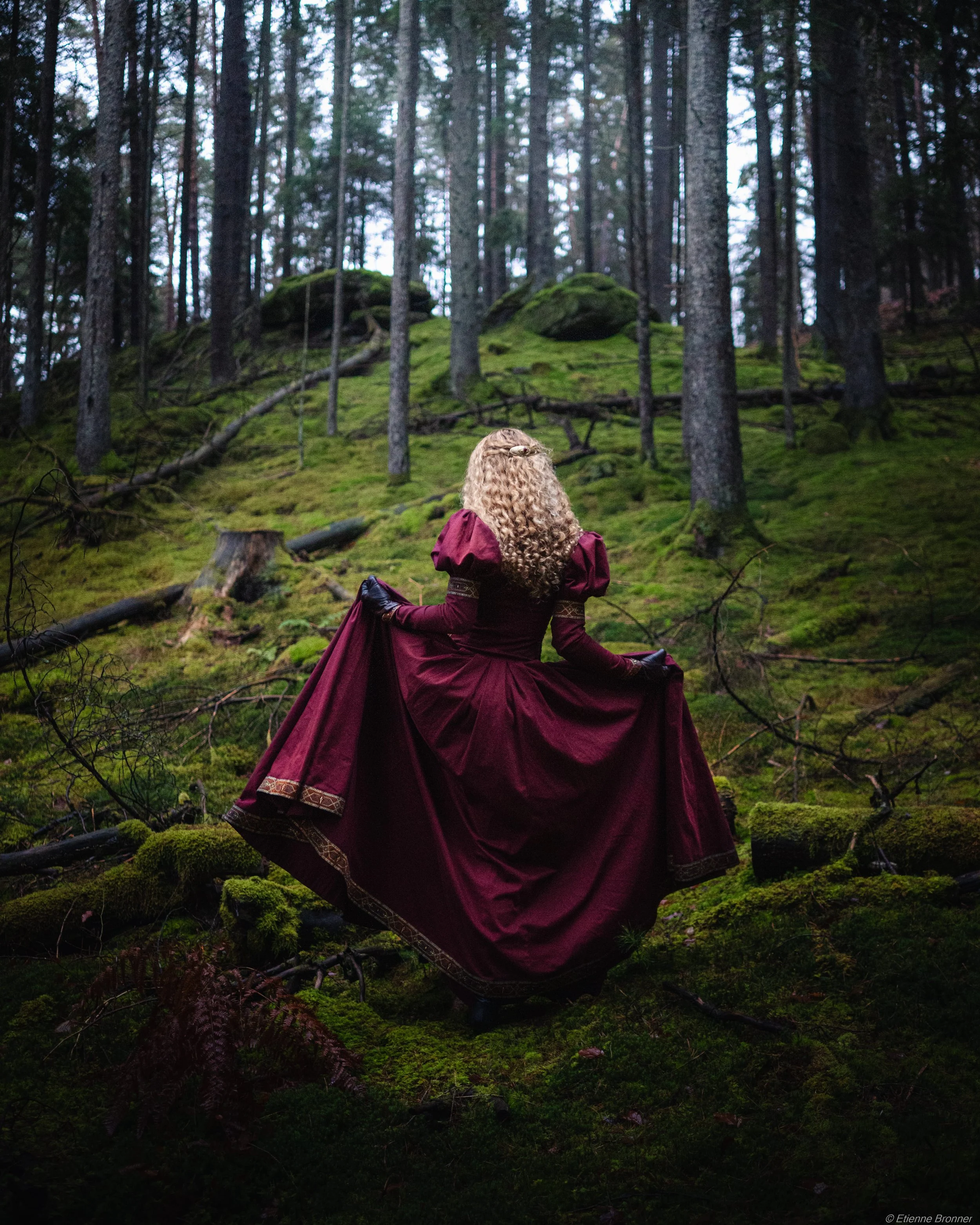 Portrait d'une femme en robe médiévale dans une forêt onirique