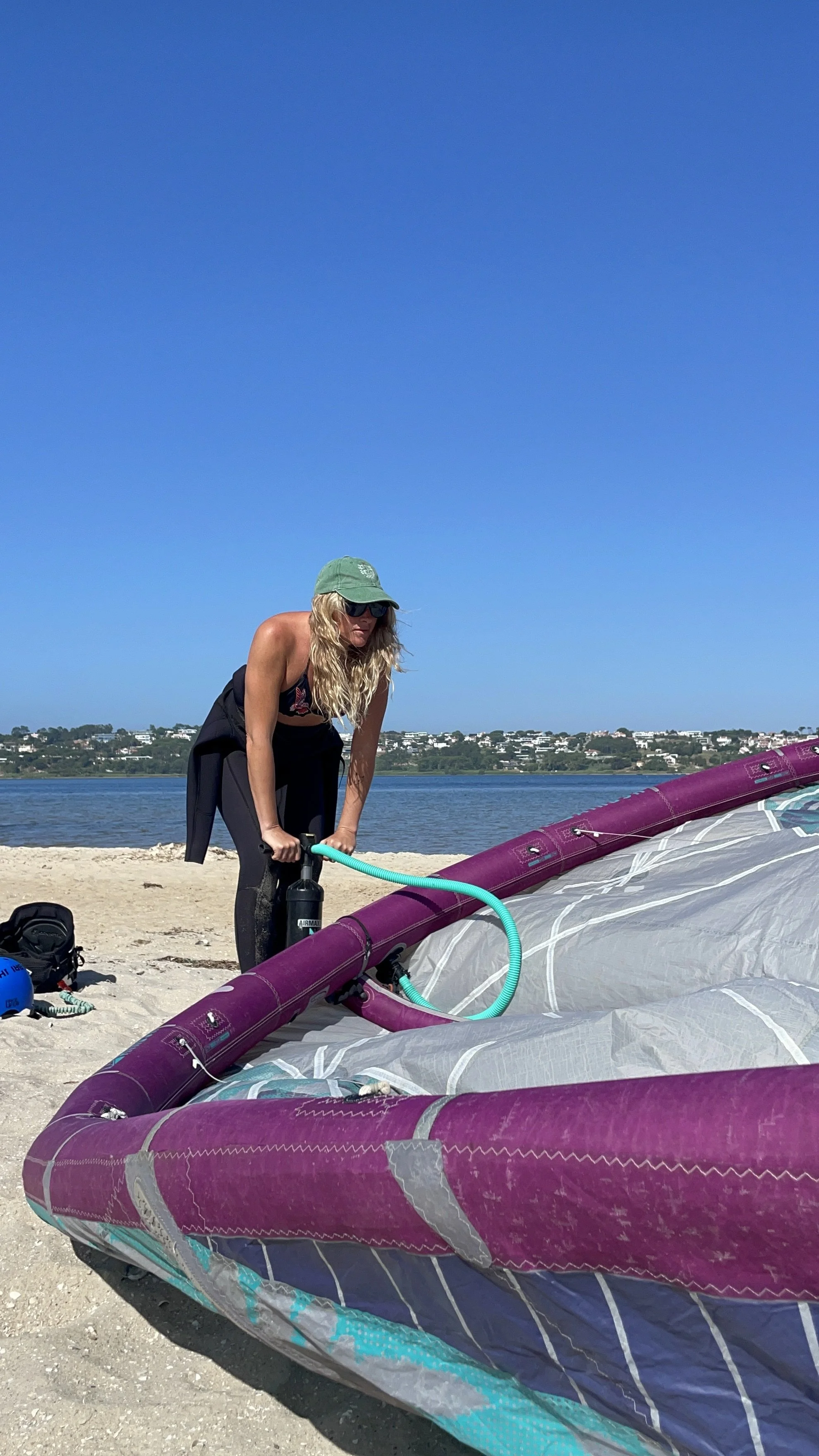 Está a pensar em aprender kitesurf e não sabe por onde começar? 