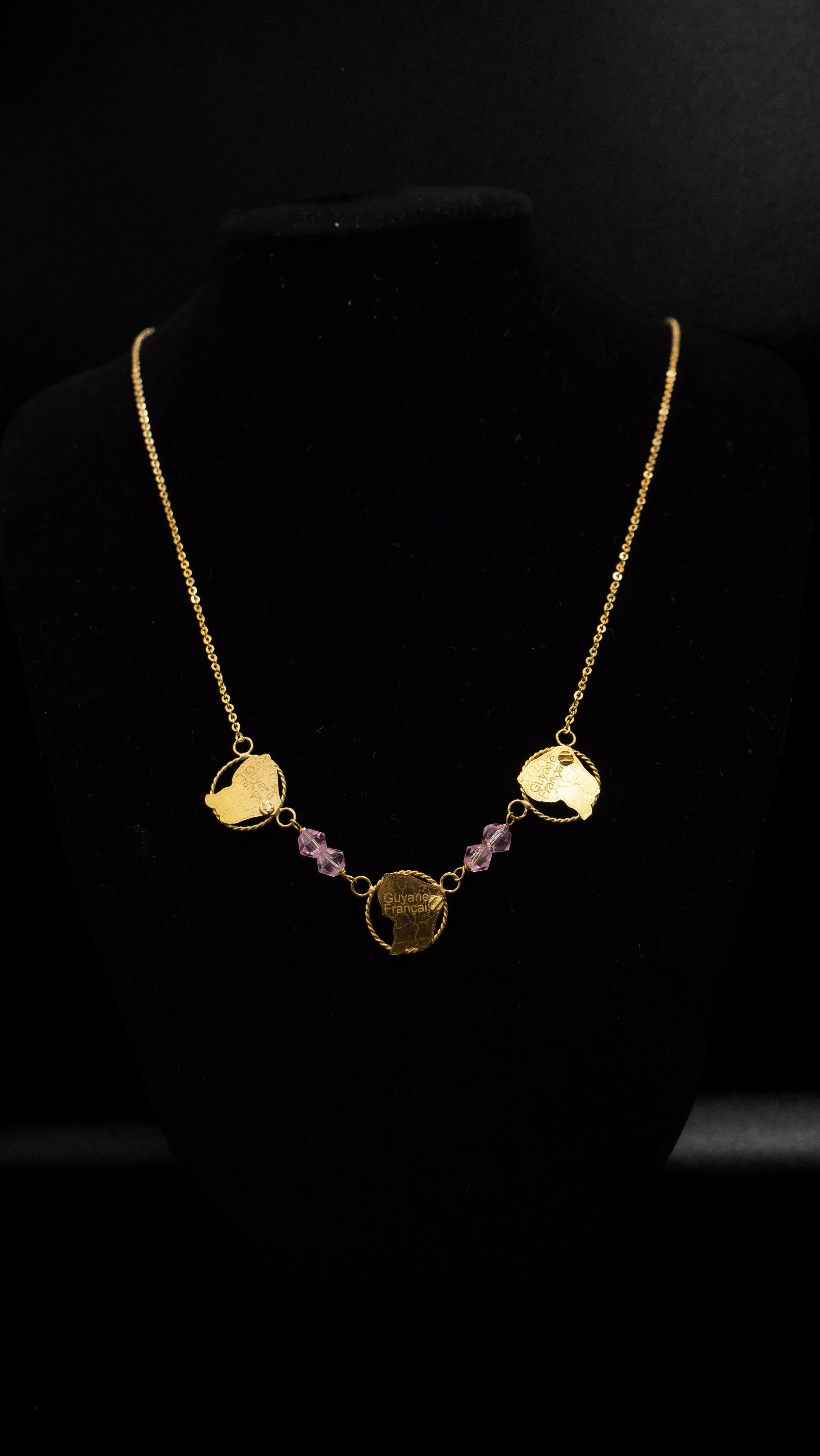 Collier femme motif 3 cartes  de la Guyane grenats rose