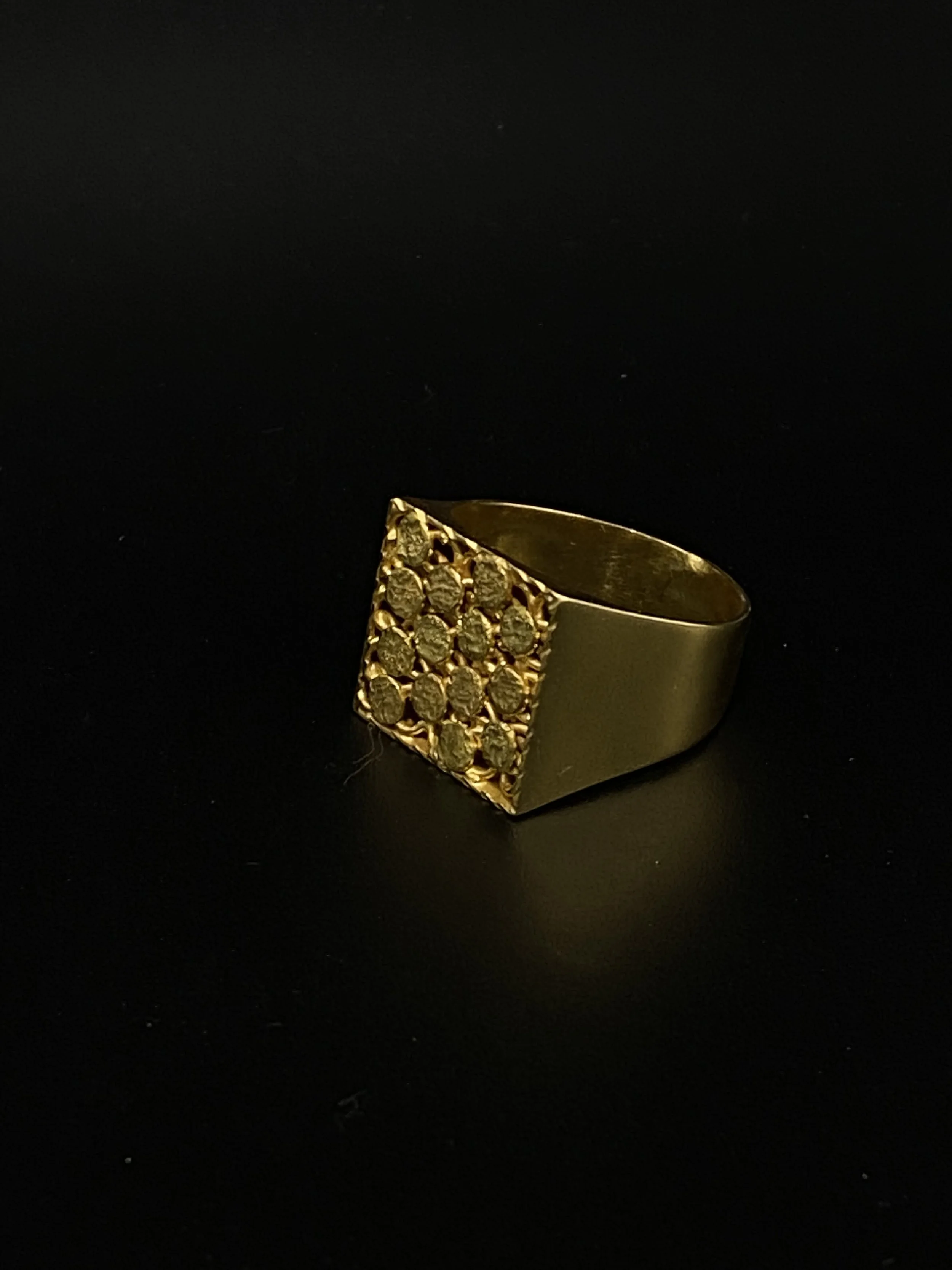 Chevalière carré grande cloutée