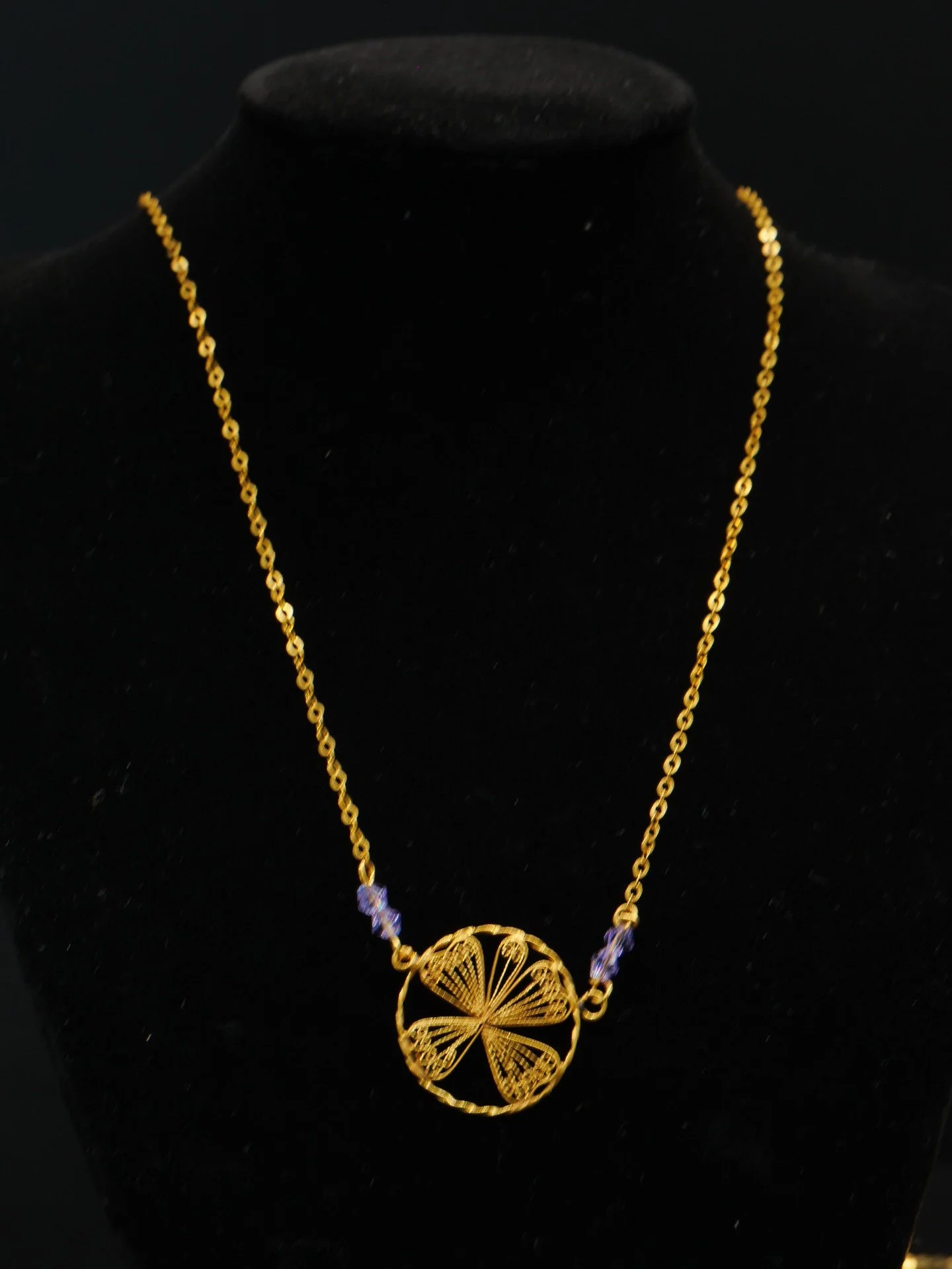 Collier femme filigrane fleur torsadé a grenat bleu
