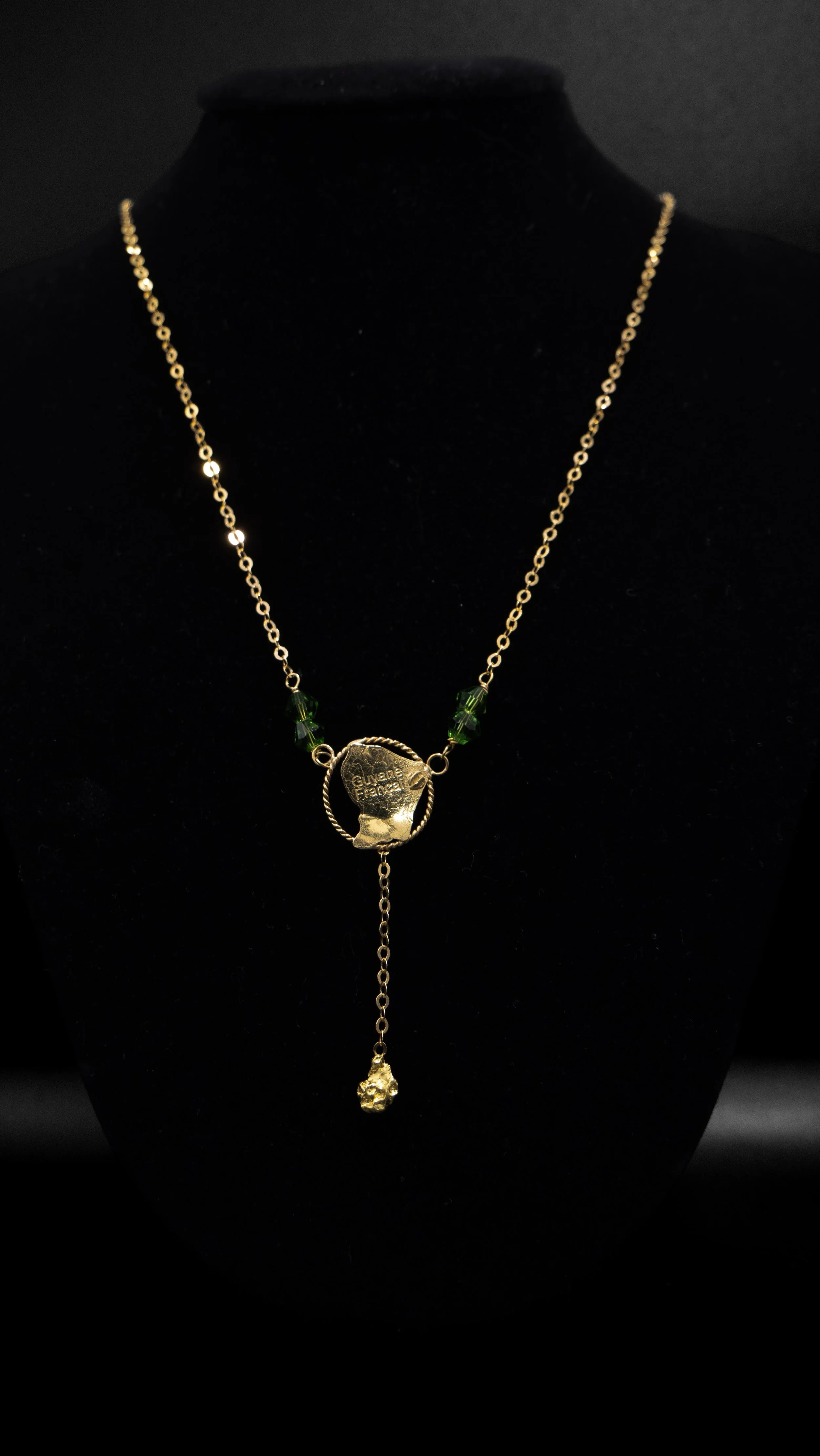 Collier carte Guyane cerclée grenats verts avec pépite