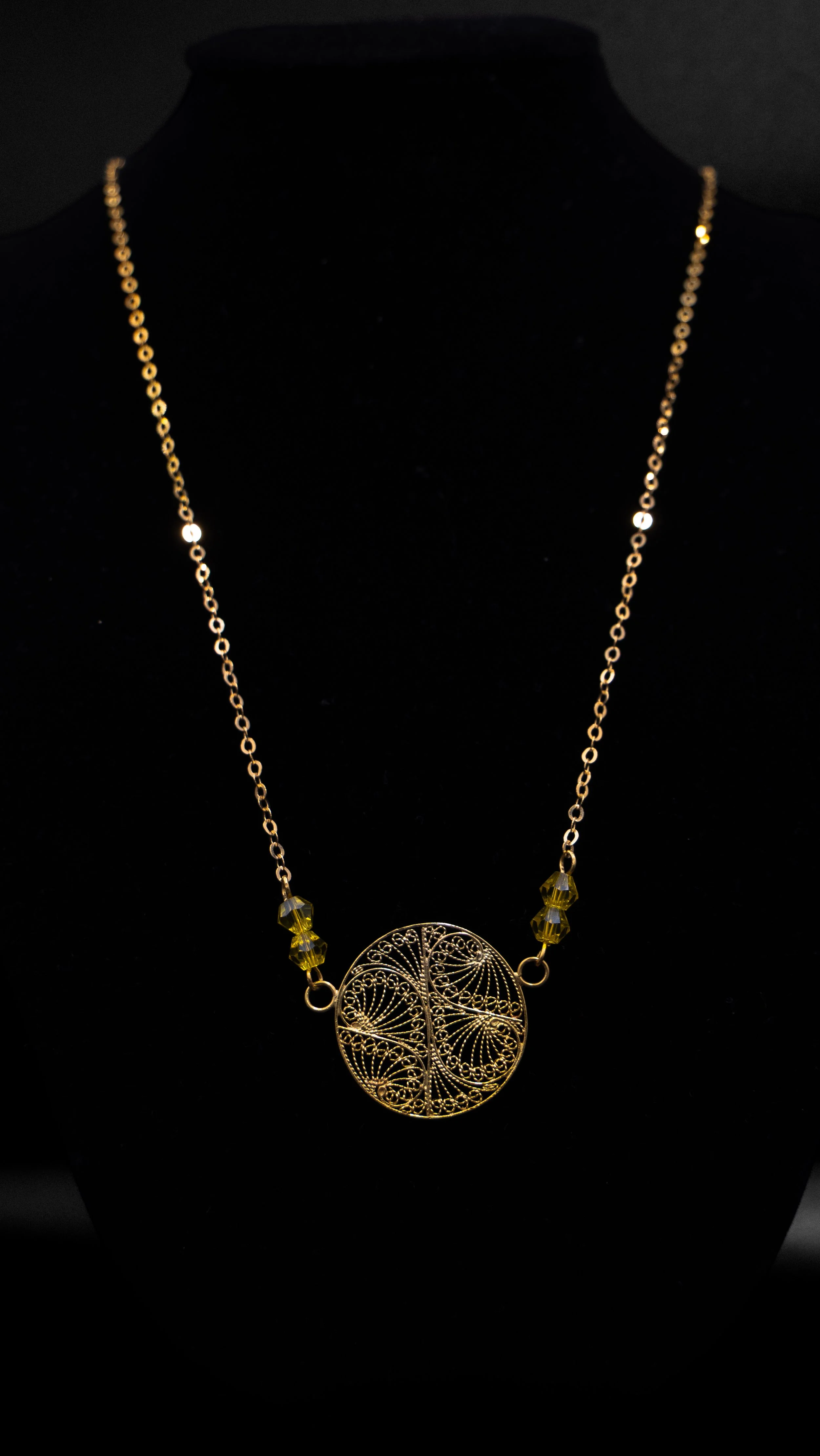 Collier filigrane rond grenat jaune