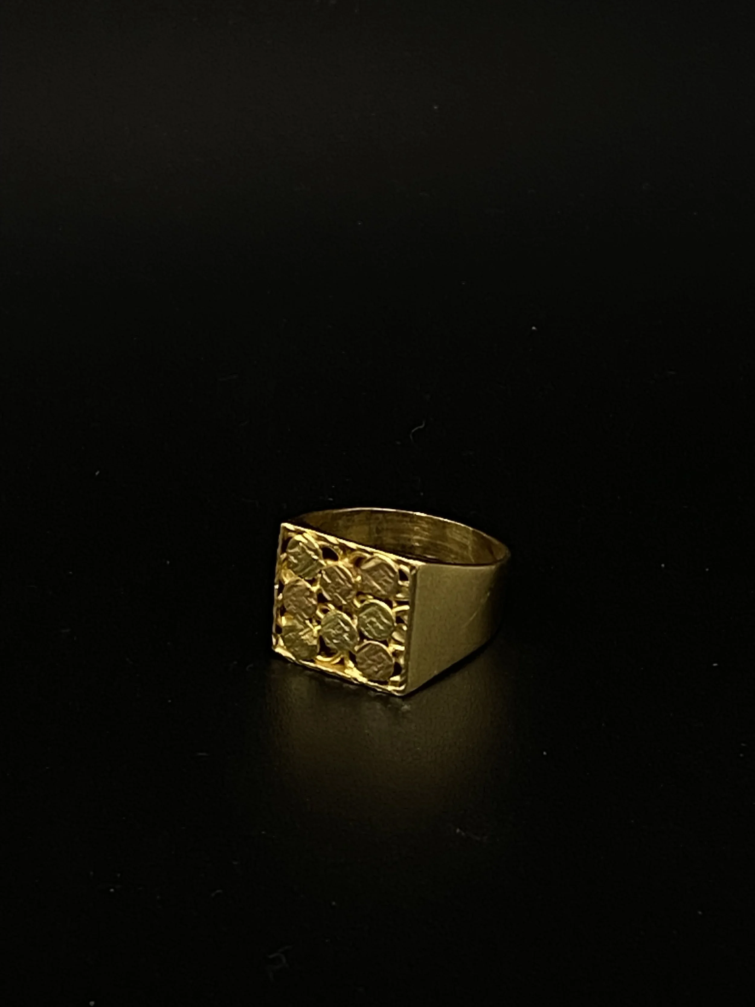 Chevalière carré petite cloutée