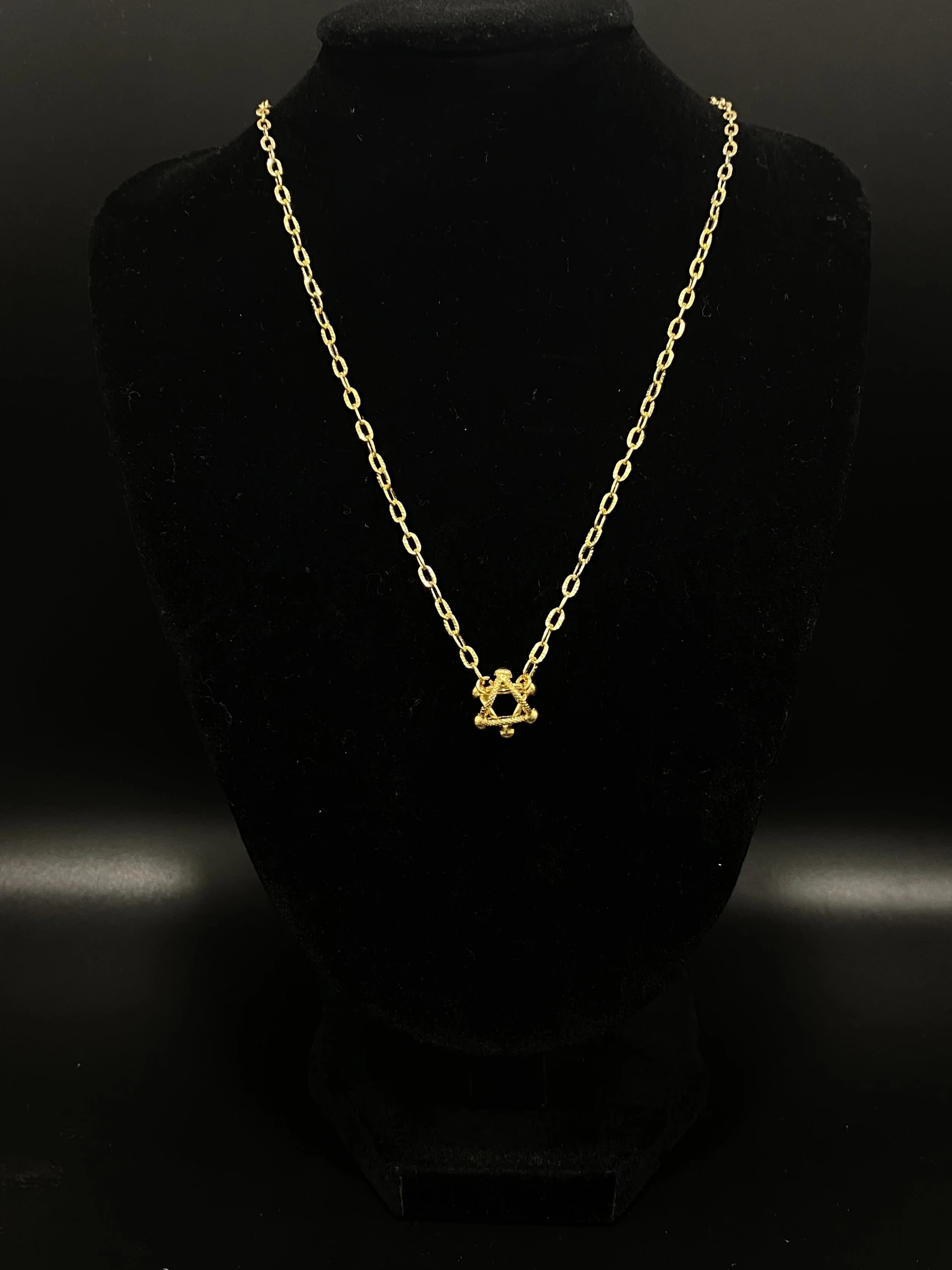 Collier motif cyclone