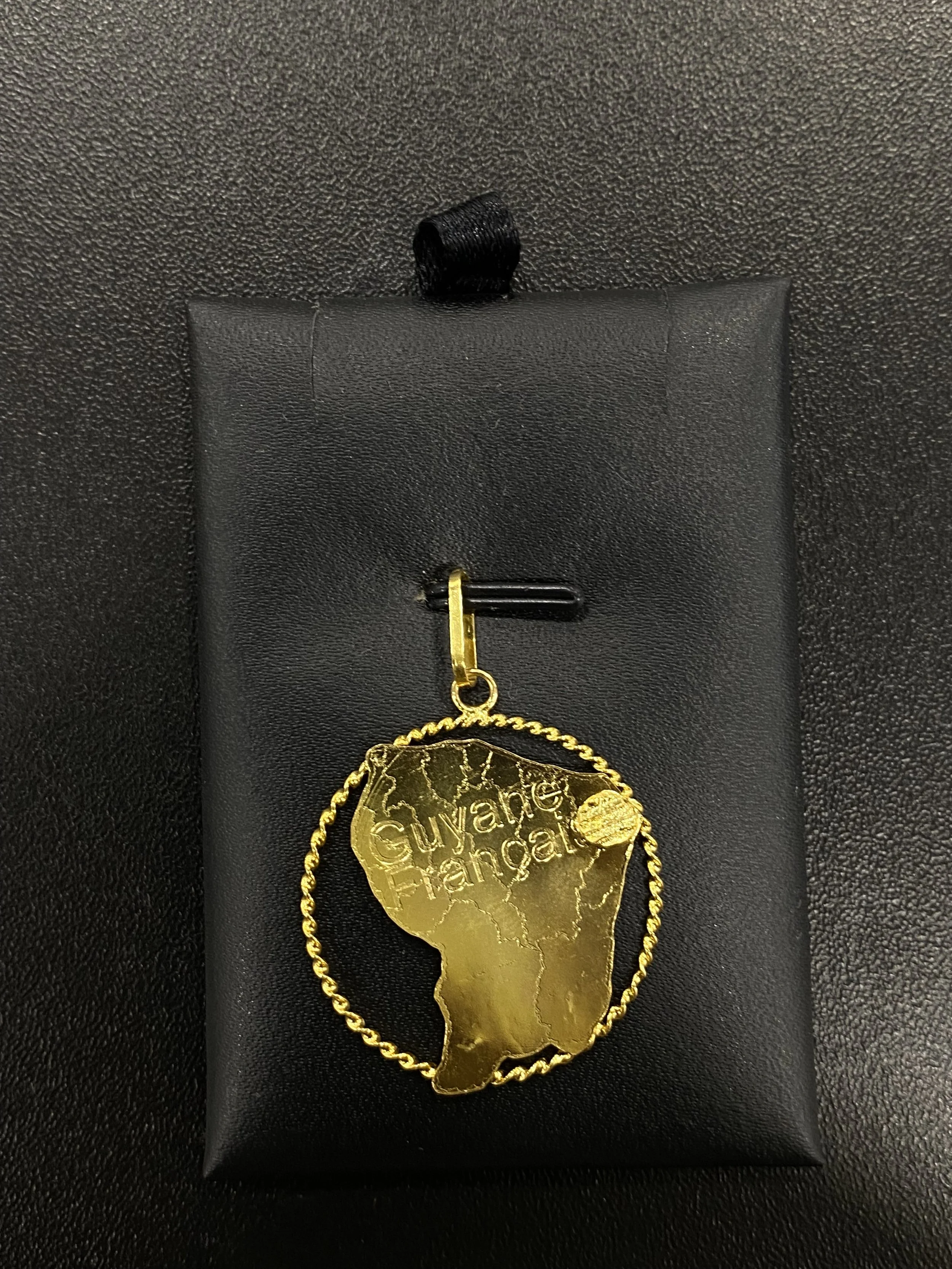 Pendentif carte Guyane cerclée