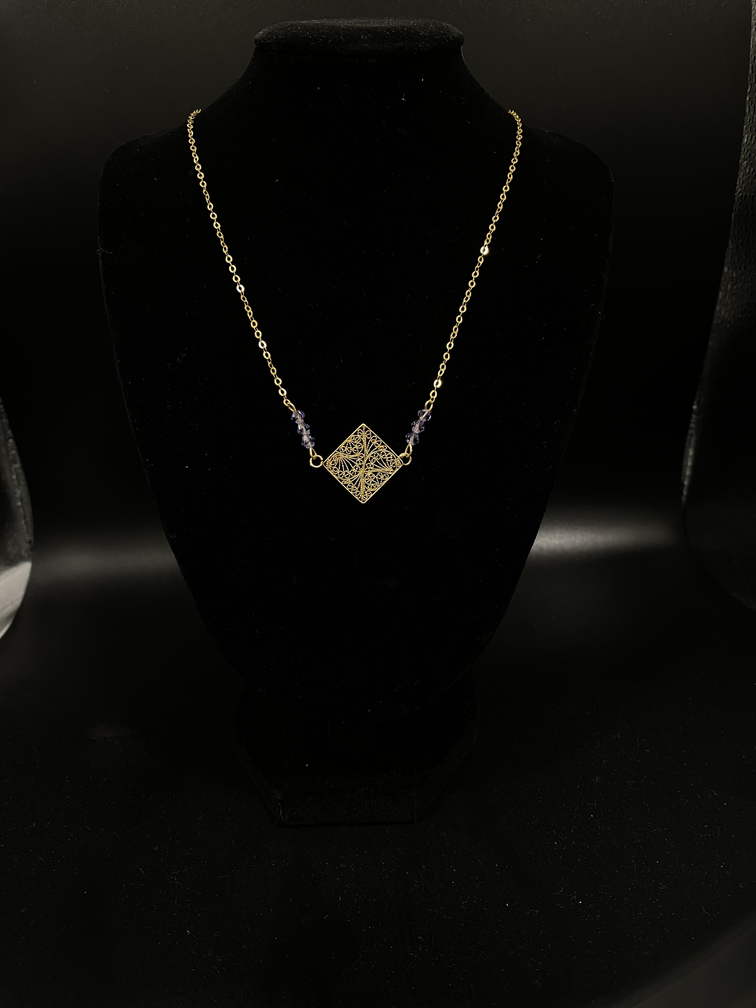 Collier losange filigrane grenats violets