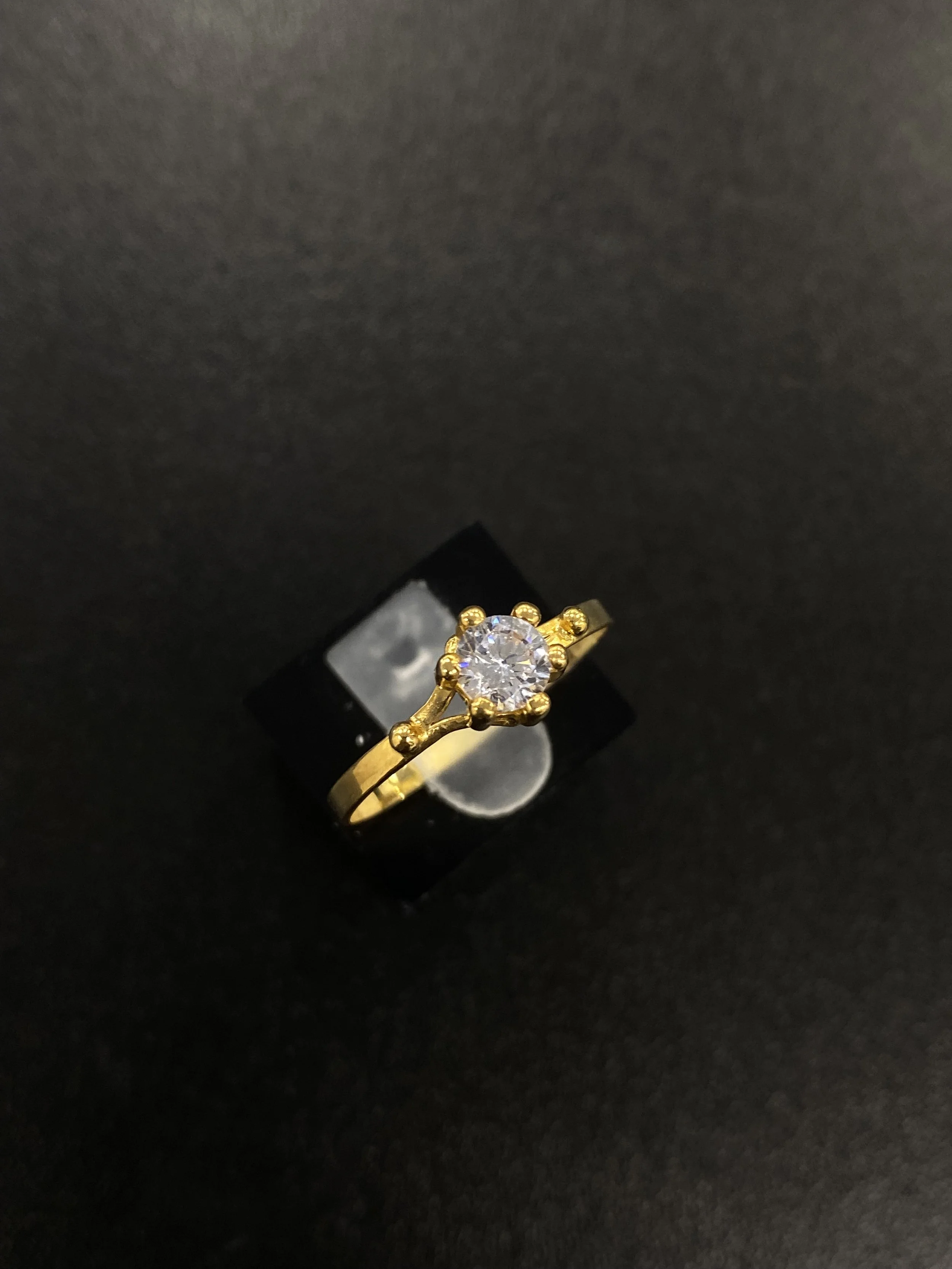 Bague femme motif pierre blanche